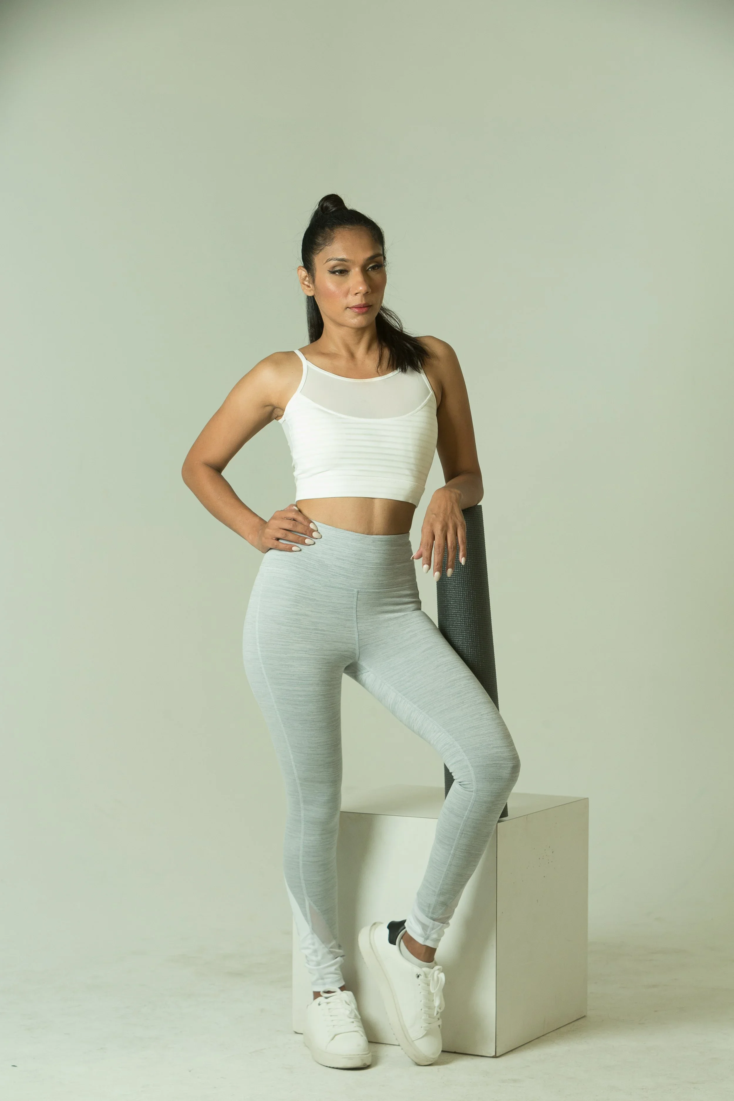 Sleek crop-Ivory_image-01.webp