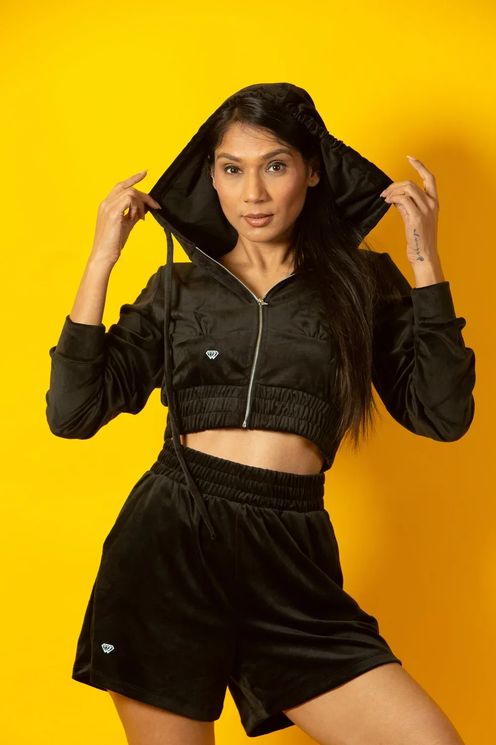 Velvet Crop Hoodie-Black_image-01.webp