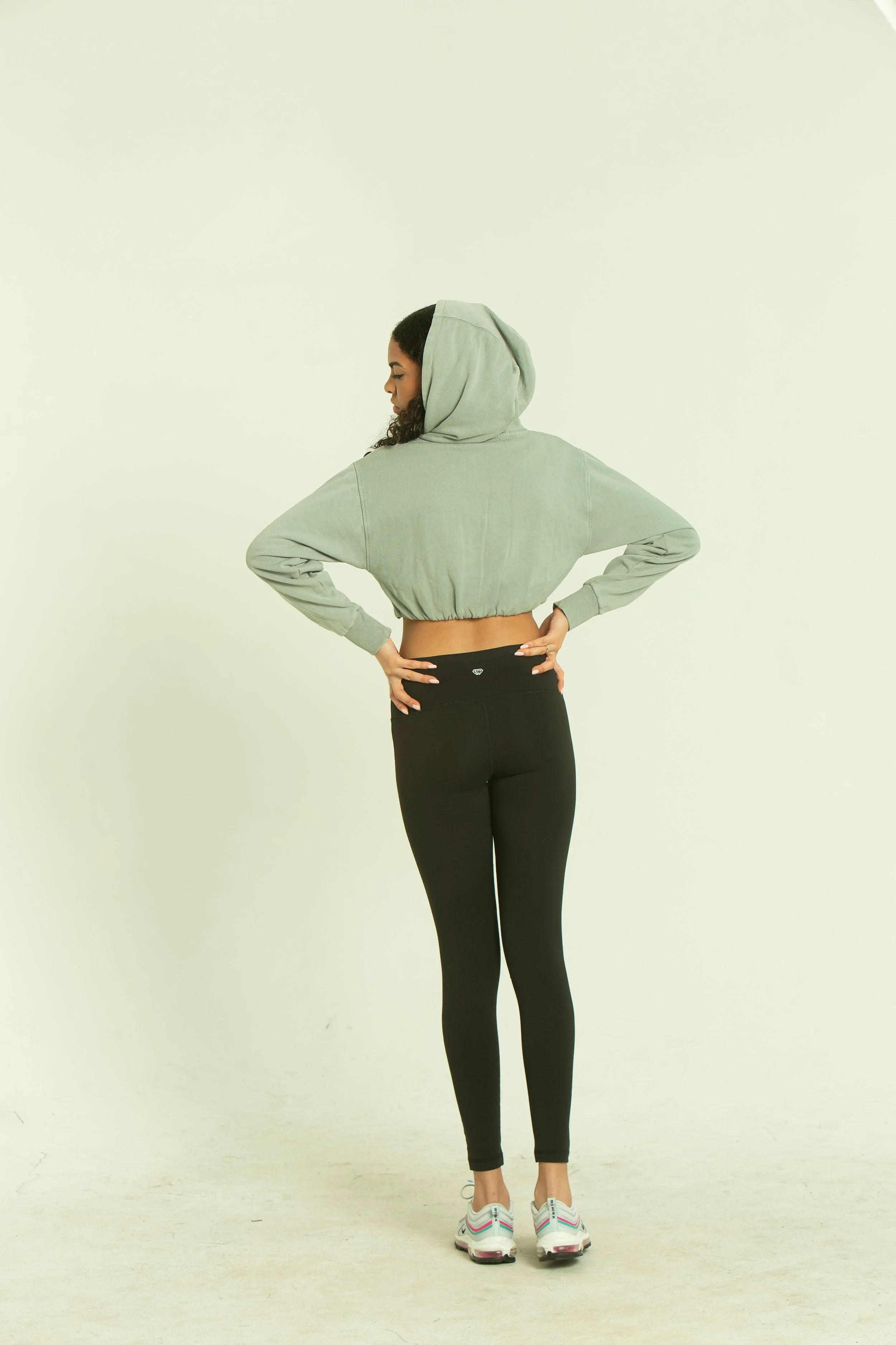 Front Slash Leggings-Black_image-02.webp