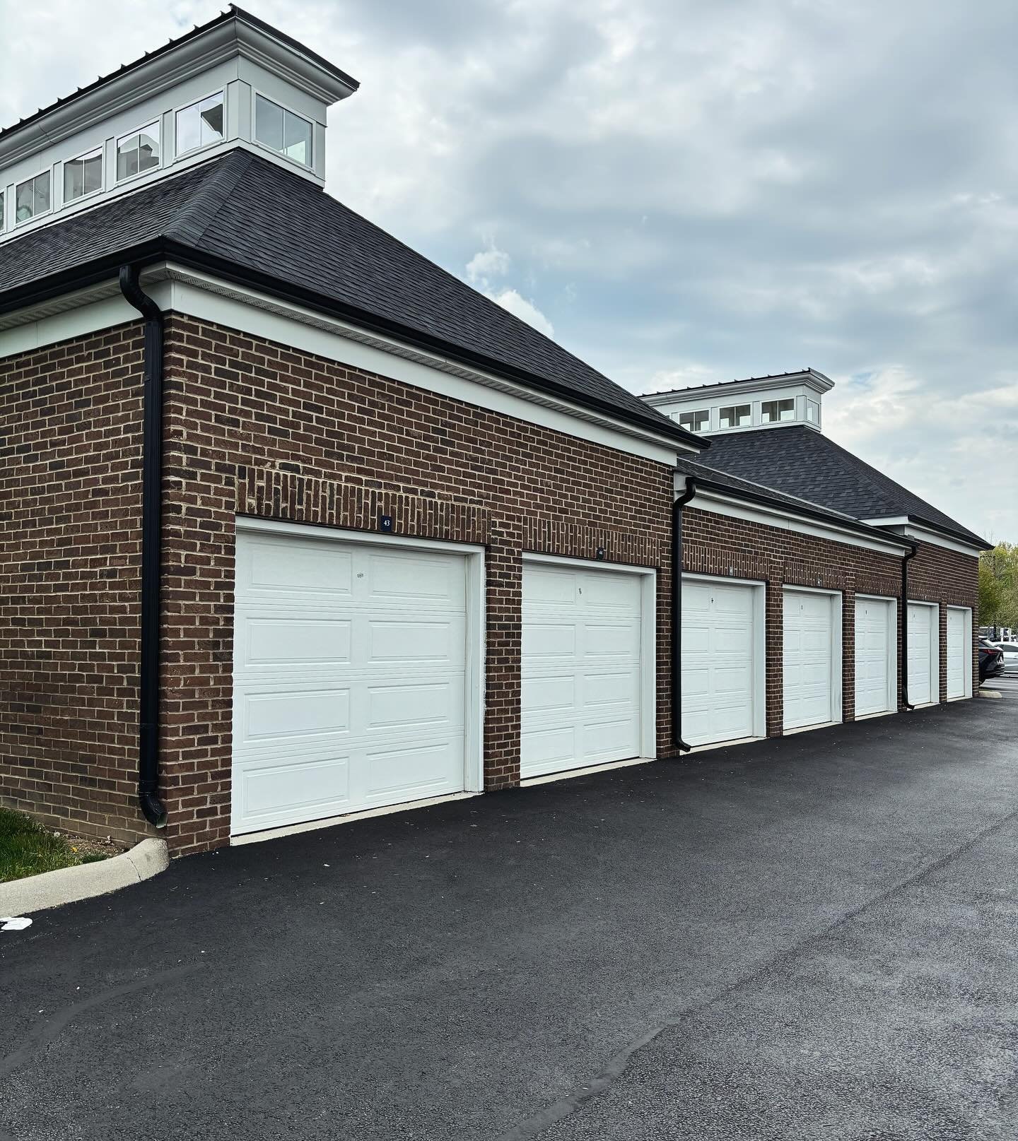 Interested in one of our garages? We got you covered (literally)! Run on down to the office and secure your spot now. Limited availability 🚗 

#garage #614living #covered #apartmenttherapy #luxury #youshouldbehere #columbus #weekend #satisfying