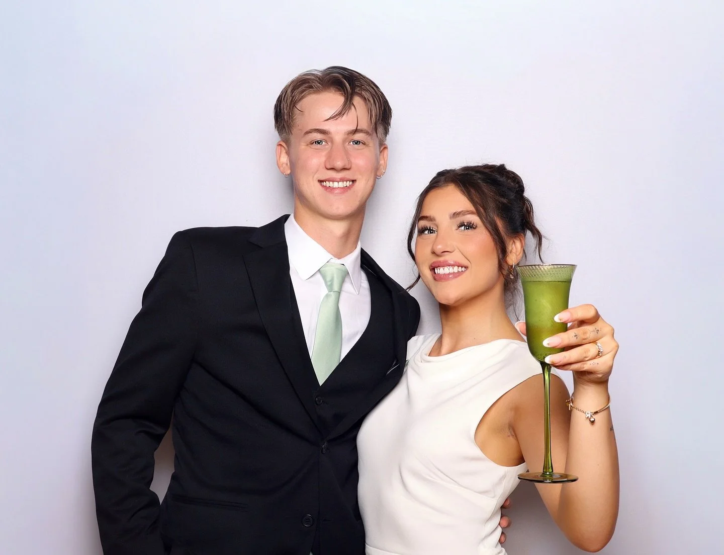 From their first toast to their first kiss, to showing off those new rings — their booth moments tell the story of a day filled with love, joy, and celebration. β¨
The best part? These aren’t just photos… they’re timeless por