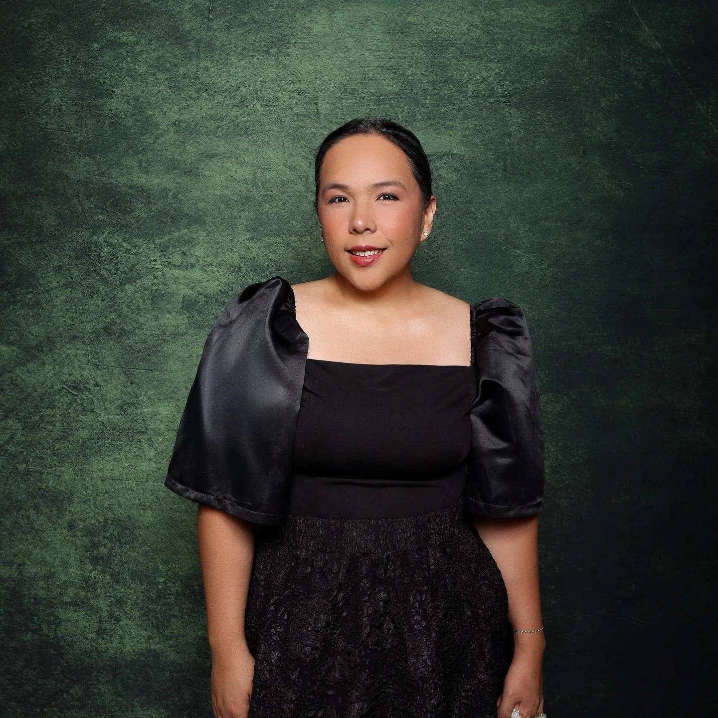 Our fine art backdrops photograph so well, it was hard not to jump from behind the booth and reintroduce myself. To our new followers, Hello 👋 My name is Christabelle and I am the owner of @moment.us__ . I started this business from a single realiza