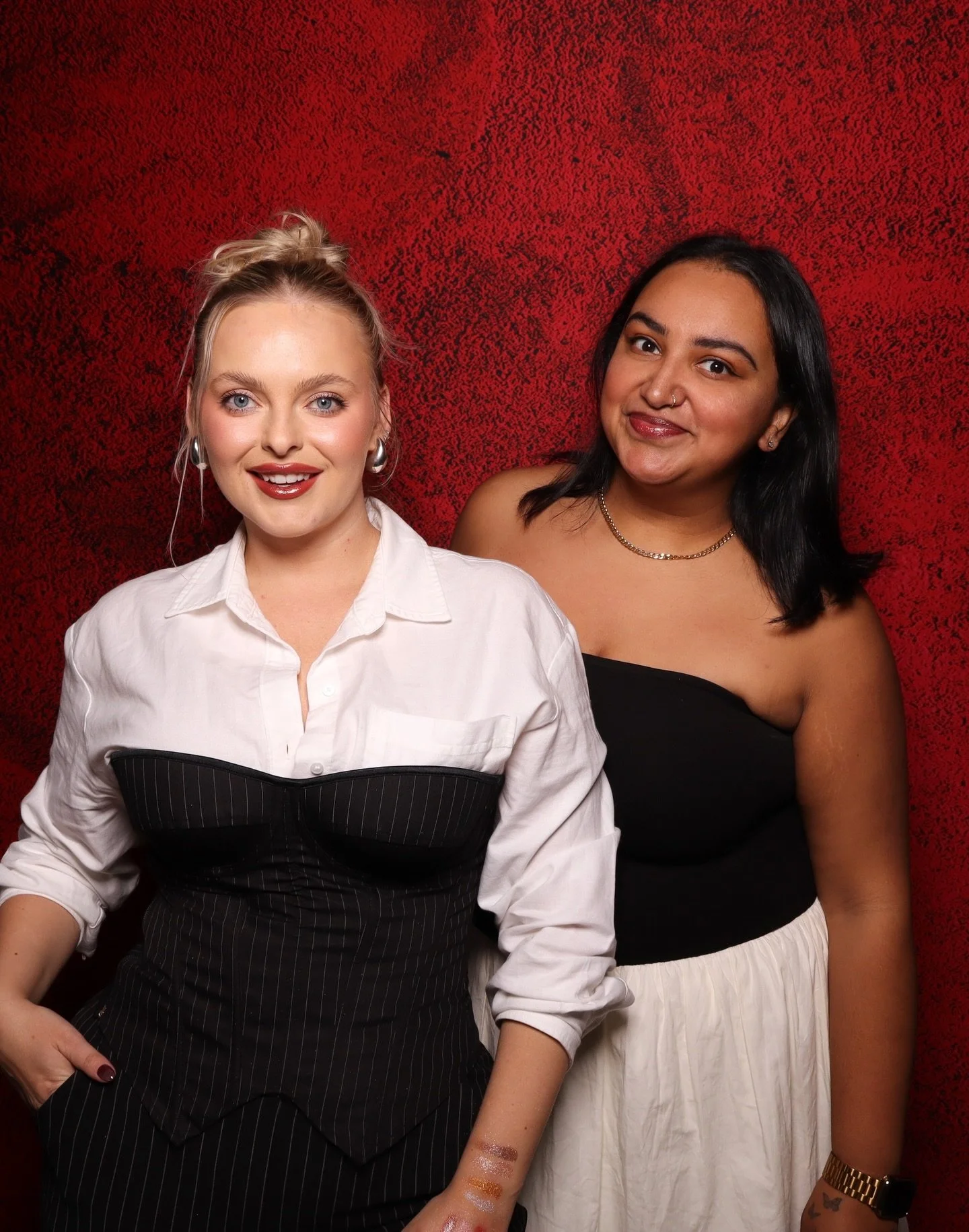 Holiday looks, candid joy, just enough shimmer.
Proof that the best moments happen between poses. We didn&rsquo;t just take photos, we brought the holiday sparkle @atthefounderstable