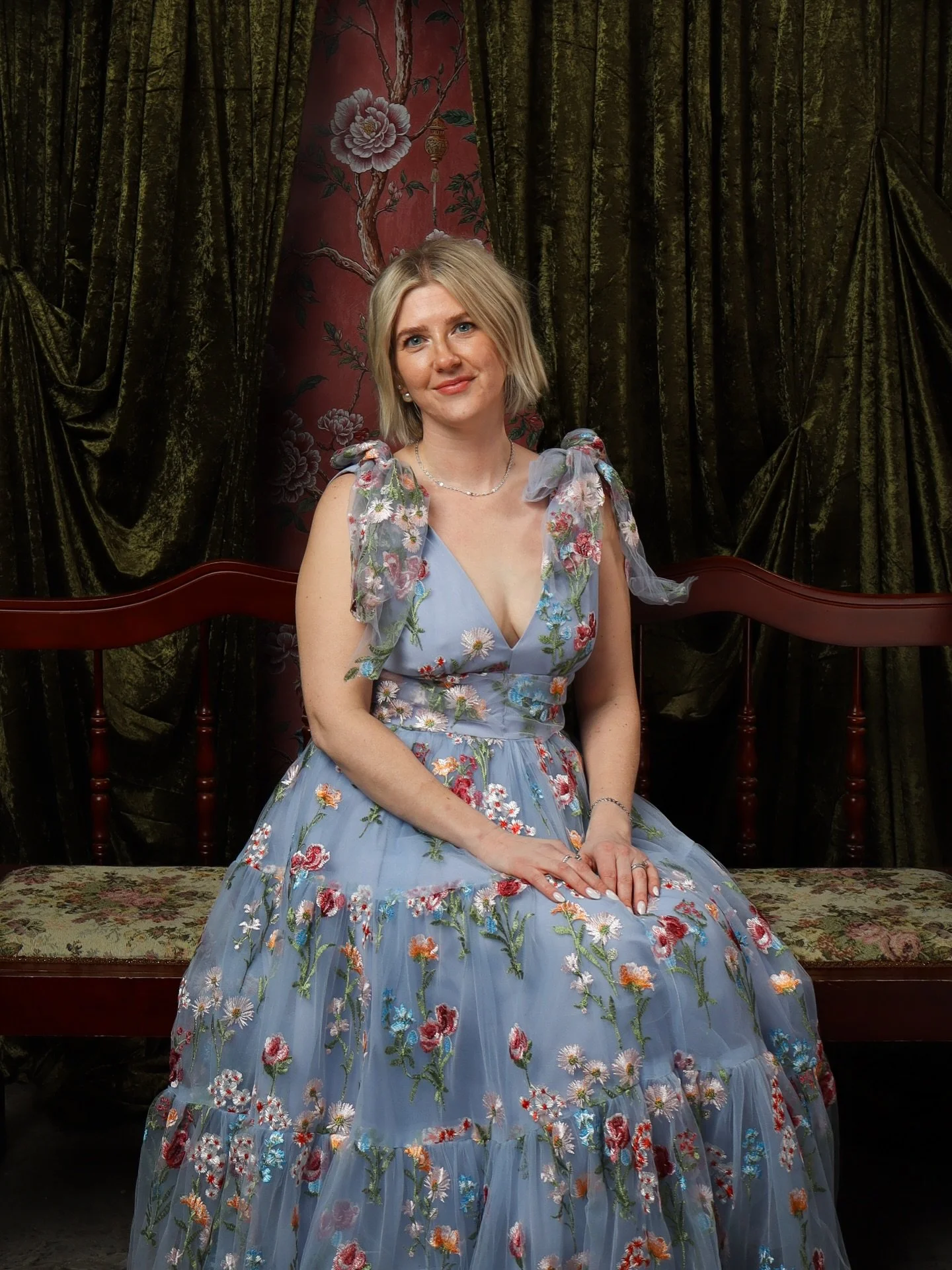 When the live event portraits turn out so good, you kepp having to fend off AI allegations 😂 We had the pleasure to photograph the guests at the Spring Soir&eacute;e event at @thehiddenstonepalace. When @sheensteiner of @prettypartypls connected wit