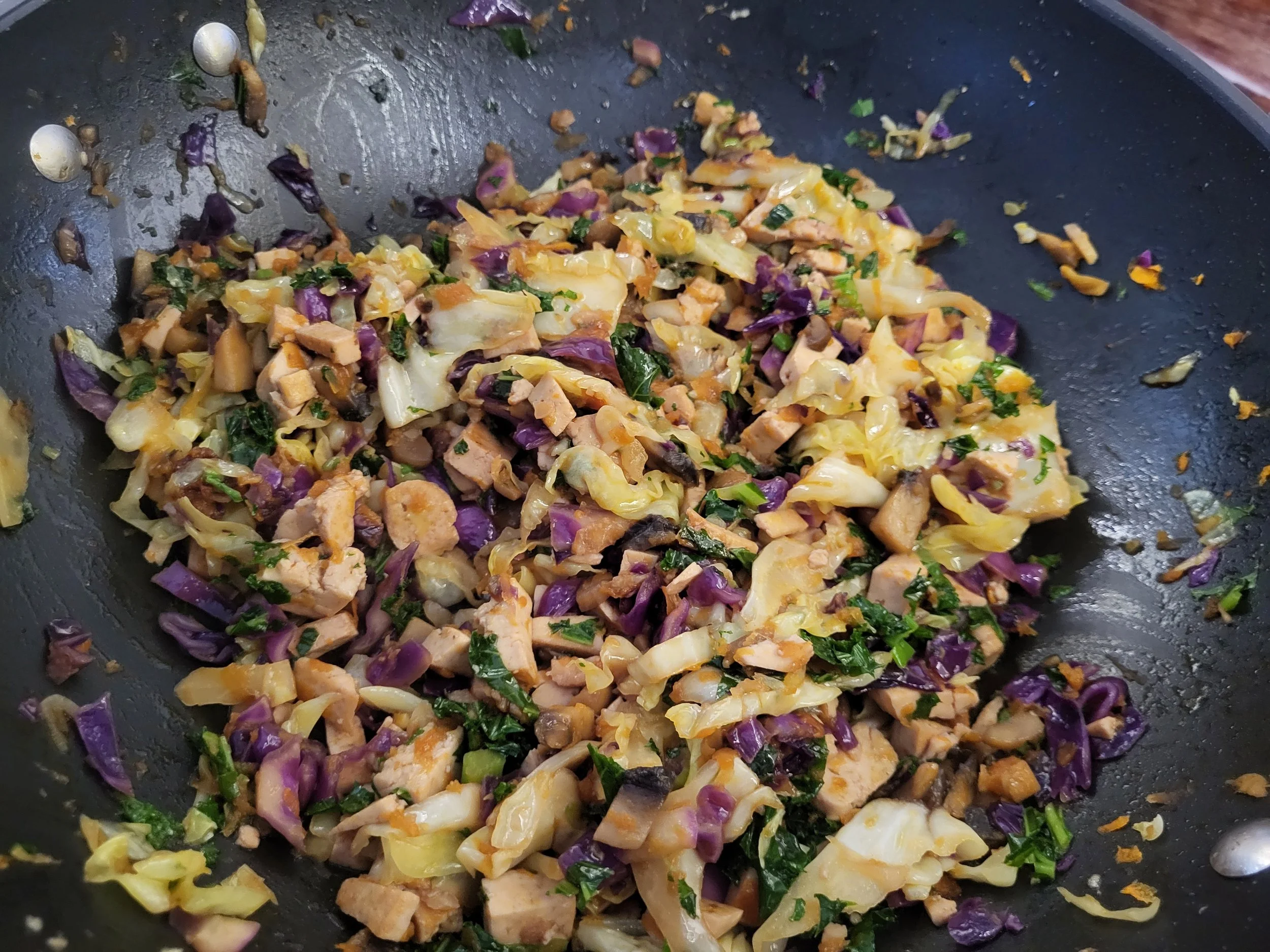 Tofu and mushroom filling for spring rolls in the wok