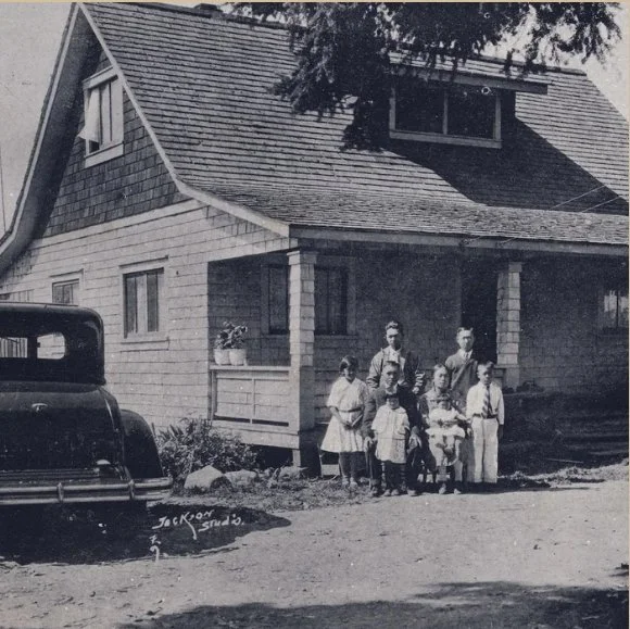 The Fujioka Family 1932 in front of the still-standing 1914 Plank House. Photo from Fujioka-Nakamoto Collection.