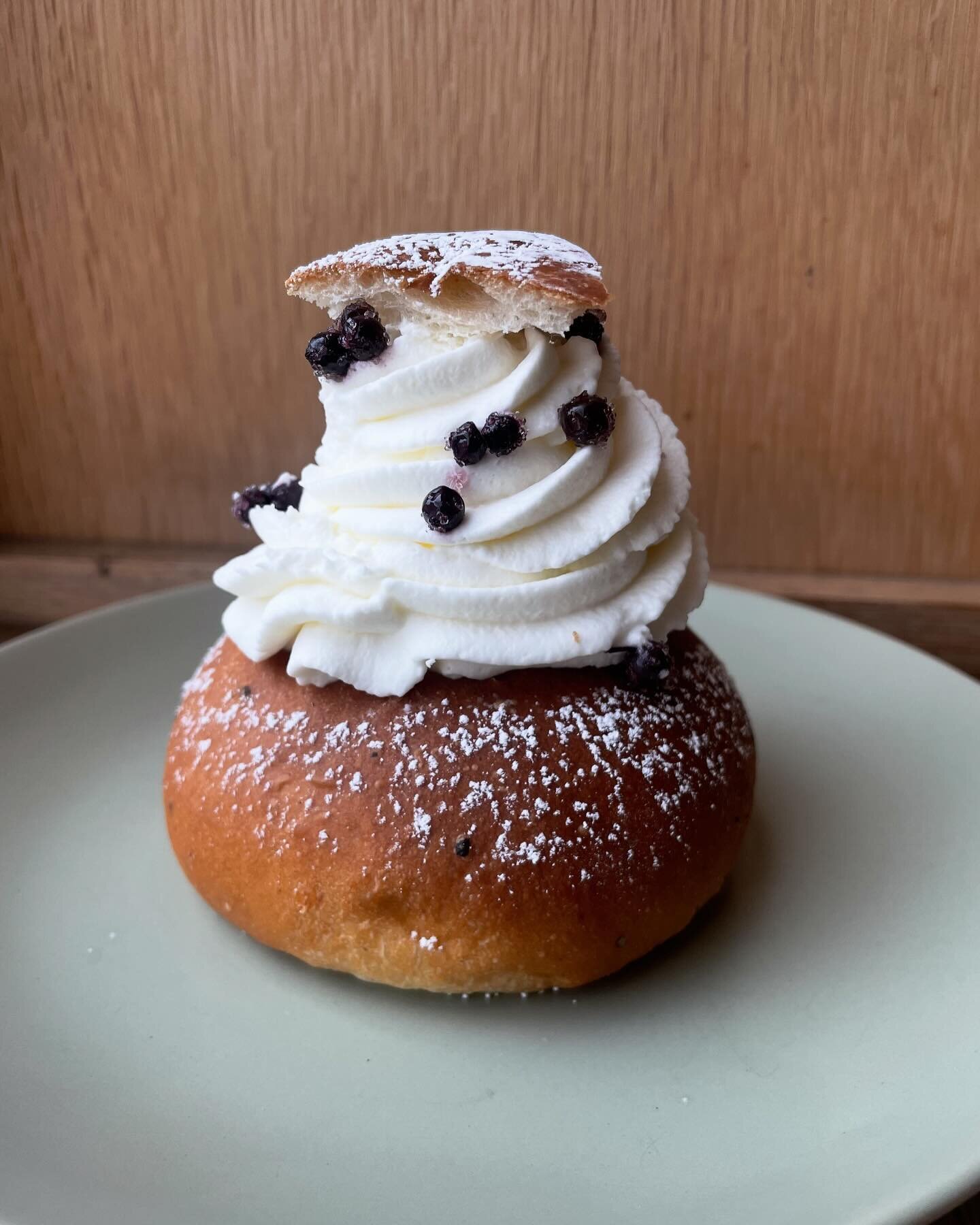 This weekend is the last weekend for semlor (until next year), so in addition to many of the traditional almond-filled buns, we&rsquo;ll also be making this special version filled with huckleberry and strawberry jam. Happy Saturday! 💗

#semla #semlo