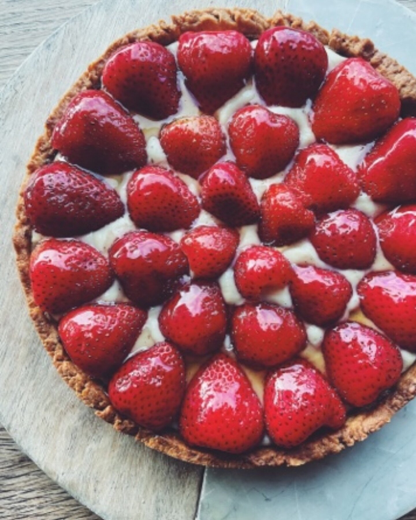It&rsquo;s going to be a gorgeous weekend, both weather-wise and food-wise. ☀️ Our bakery team is making classic Danish strawberry tarts all weekend long, and you can buy these gems by the slice or as a whole tart. 
Enjoy! 🍓 

#jordb&aelig;rt&aelig;