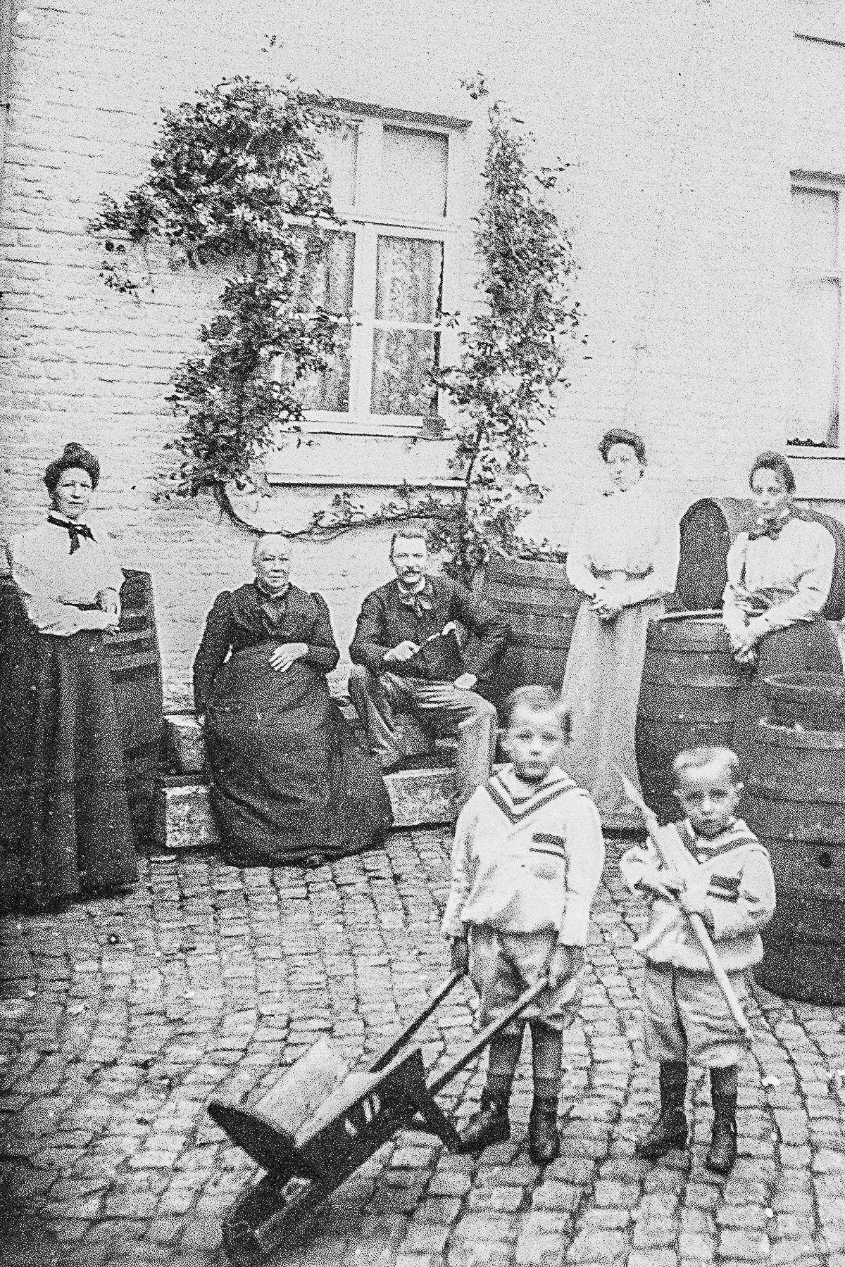 Scenographe Photo Family Ultimate Best copy 3.jpg