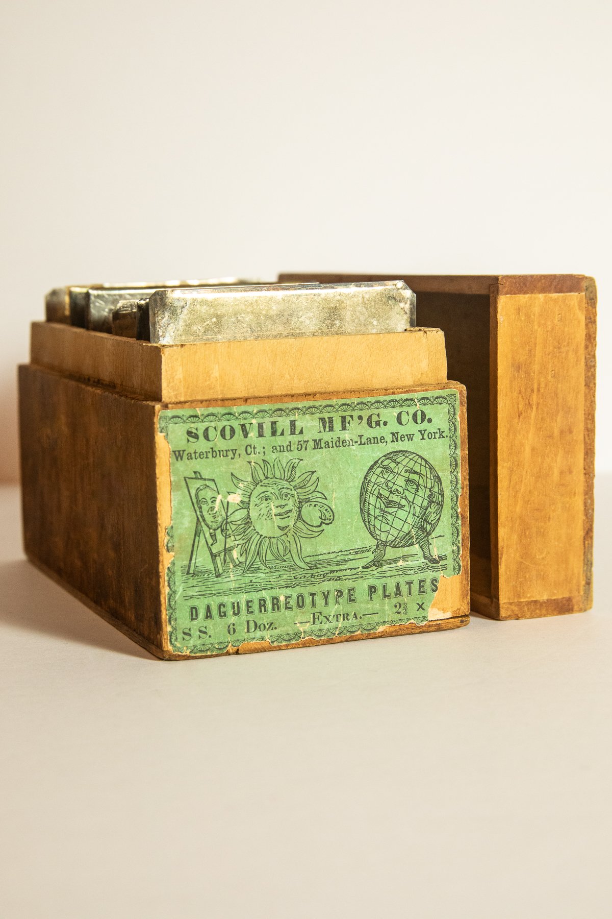 Scovill Dag Plate Box Open copy 2.jpg