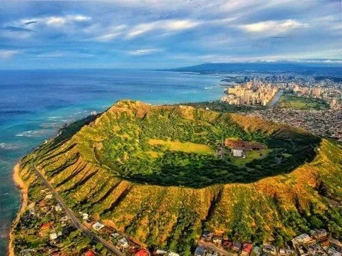 🌊 Escape the cold and enjoy the sun with our top 7 winter tours in Hawai&lsquo;i! Your tropical adventure is just a short flight away. ☀️🌴

🐋 1. Maui Whale Watching Tour
Watch humpback whales in Maui&rsquo;s warm ocean waters. These amazing animal