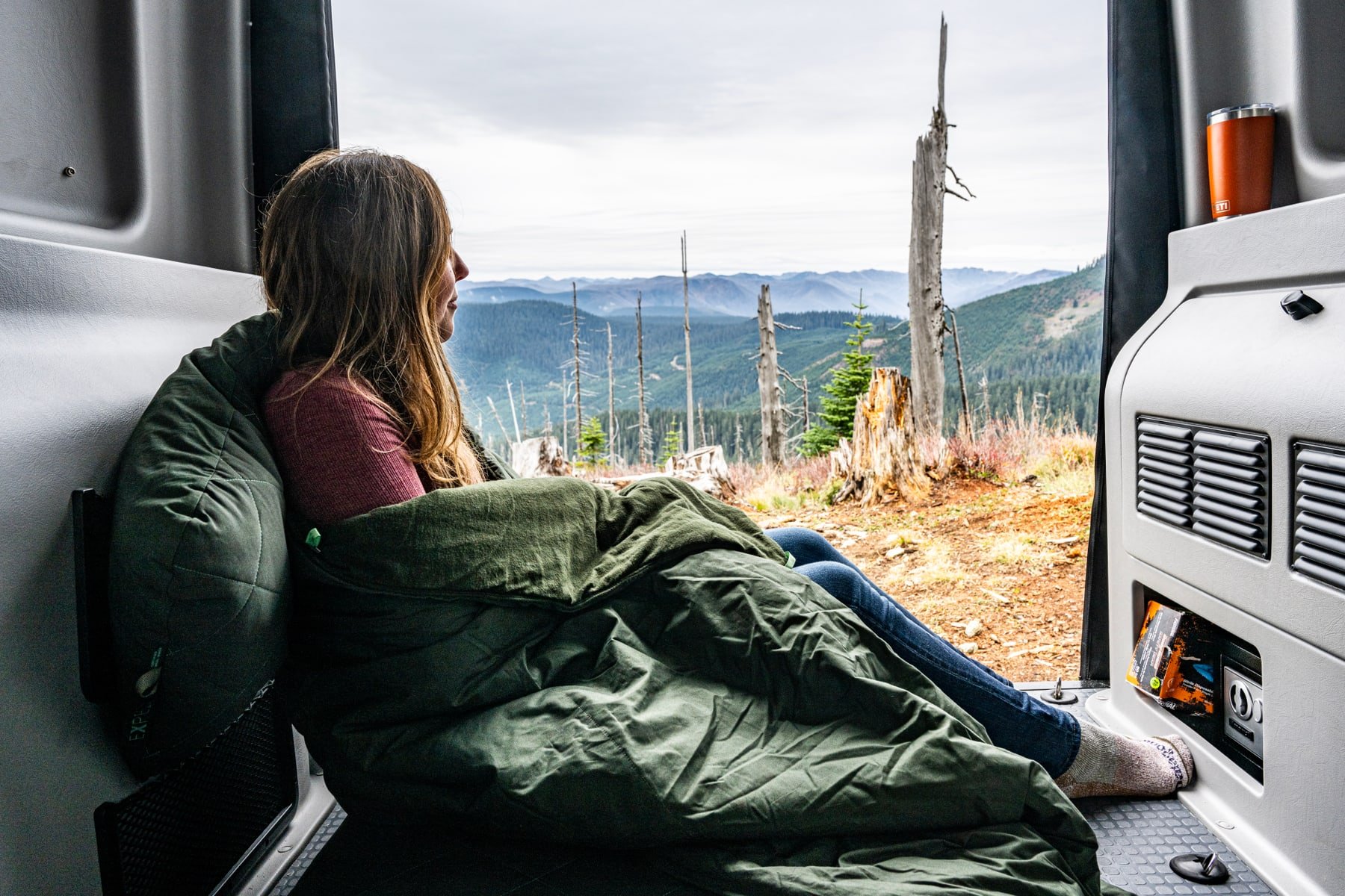 ©EXPEDUSA_LuxeWool_Blanket__LuxeWool_Pillow_vanview_.jpg