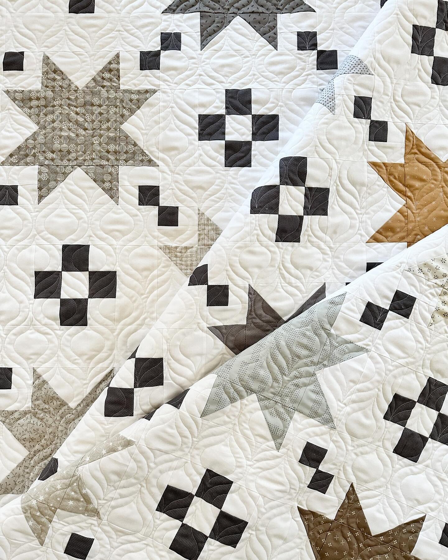 LeAnn made this absolutely stunning Modern Farmhouse quilt by Amanda Niederhauser from @jedicraftgirl which is in her More Playful Precuts book, available on Amazon.  It&rsquo;s a stunner, huh?!

We decided on the Taj Mahal - Echoed panto by Patricia