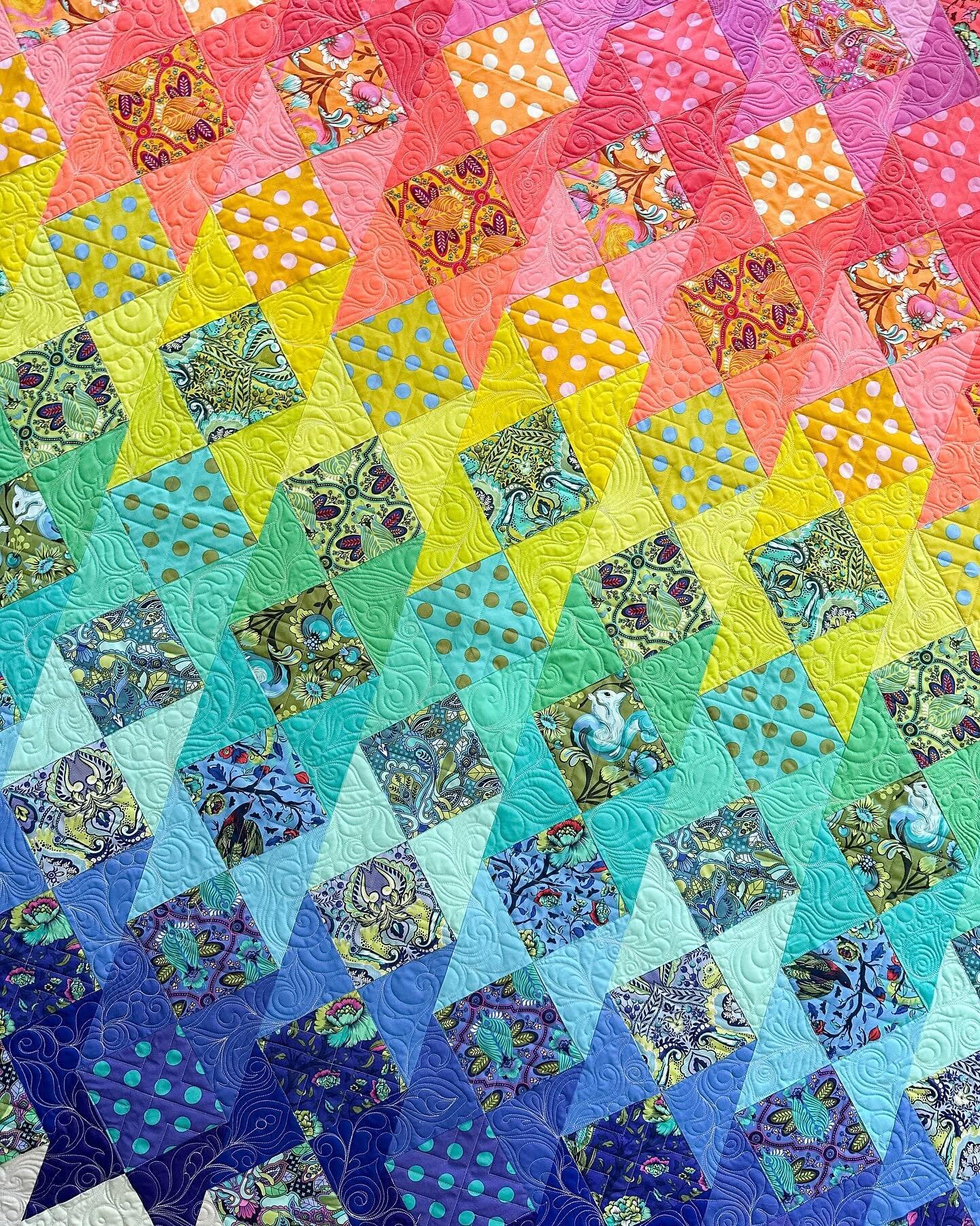 Maria&rsquo;s amazing Into The Deep quilt is done!!! I just added it to my blog, too.  Check there for more details. 

The pattern is an exclusive pattern by @tulapink on a cruise from back in 2018. 

I had the idea to do #graffitiquilting between th