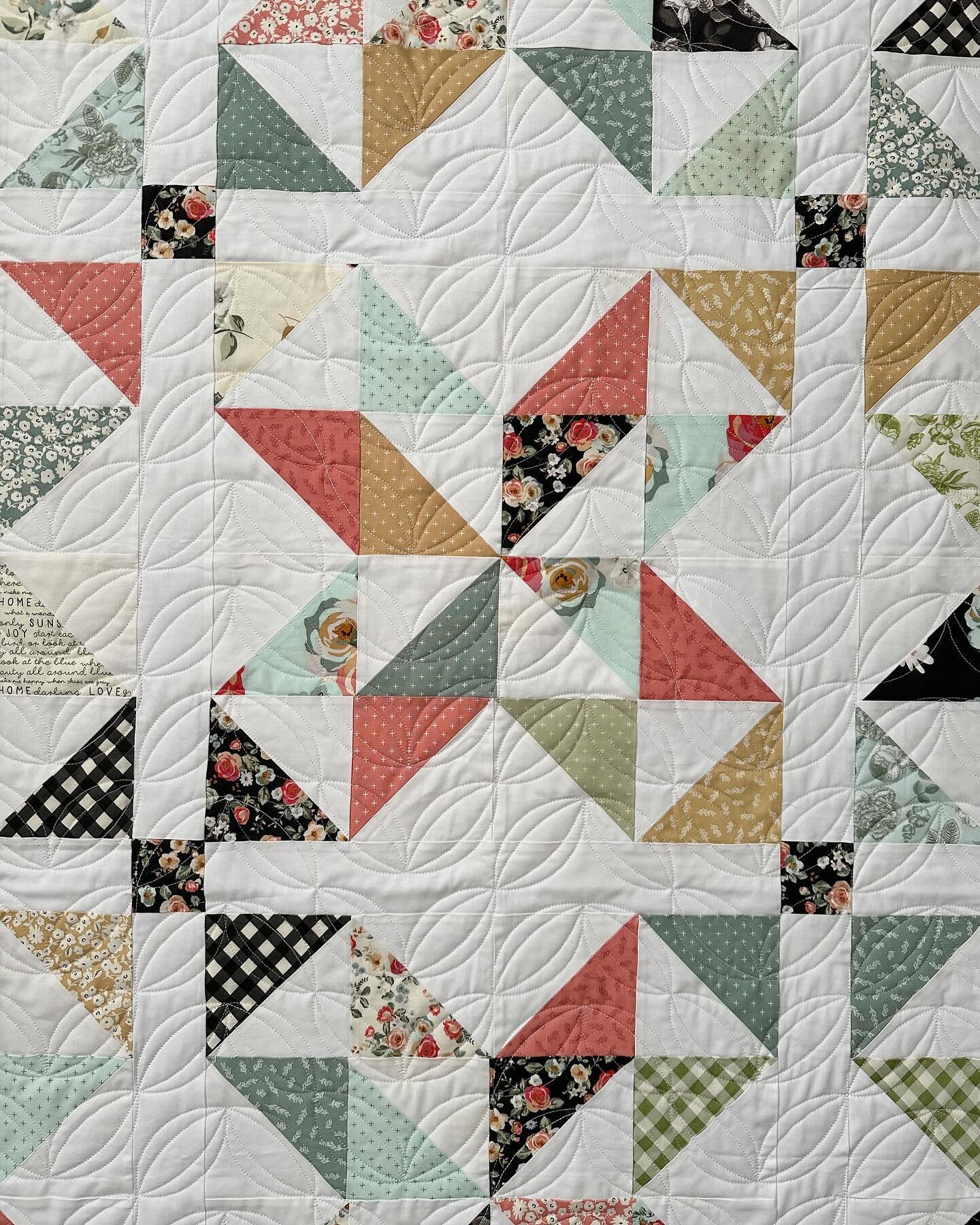 Ashley made this darling Starlight Gardens quilt by @maplecottagedesigns &bull; for links to the pattern and panto, go to last week&rsquo;s blog post entitled &ldquo;Ashley&rsquo;s Quilts&rdquo; at www.quiltingit.com/blog

She chose my Woven Orange P