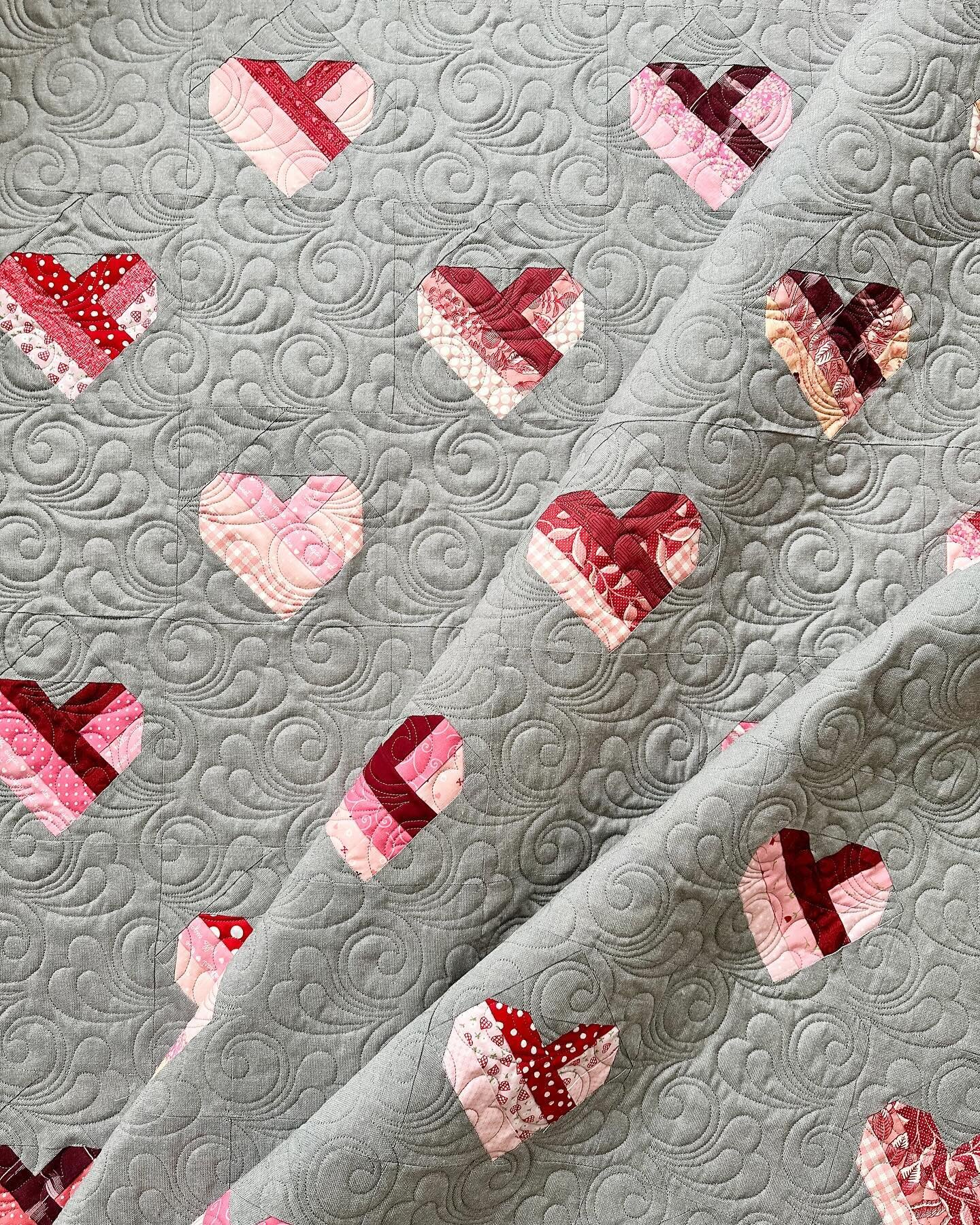 Lisa made this darling Take Heart quilt by @moderndomestic &hellip;I love it!!

I suggested Patricia Ritter and my Cupid panto design for the quilting, and it turned out beautifully!!! Cupid is available @urban.elementz 

I also used light grey threa