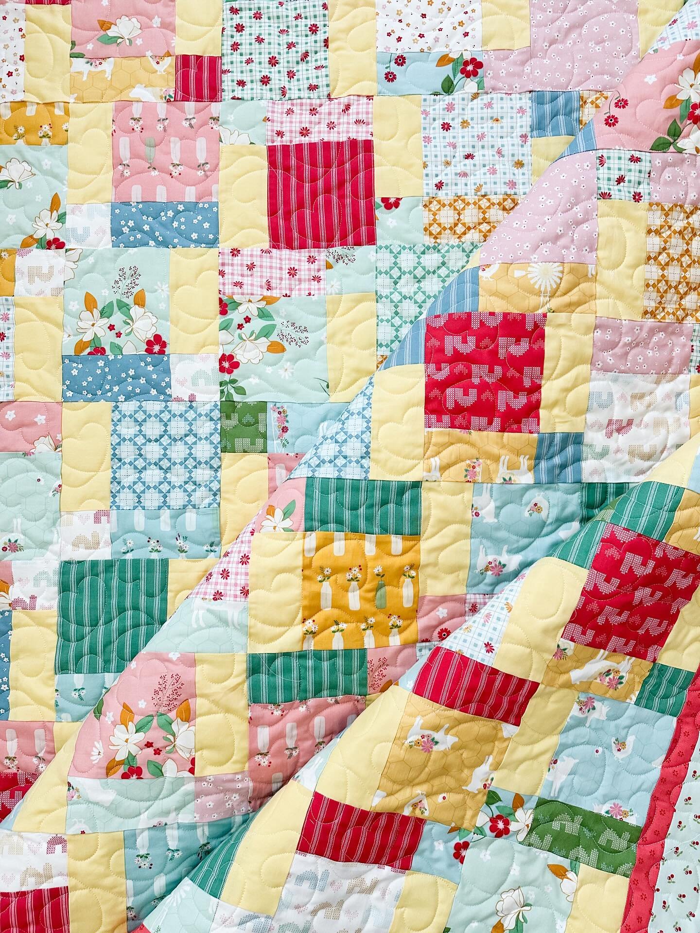 Are you looking for a quick quilt pattern?  One that uses precuts?  And shows the fabrics you love?  This Disappearing Nine Patch quilt pattern may be it!! It&rsquo;s actually a FREE video tutorial from Jenny @missouriquiltco and I&rsquo;ve linked it