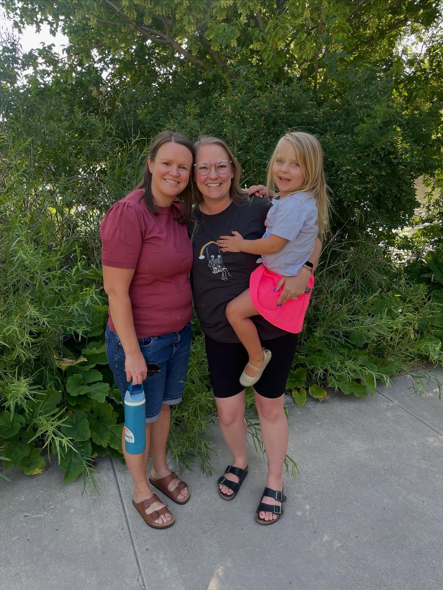Loved being able to catch up for a few minutes with my dear friend, Kait, yesterday!! So grateful for the quilty friends I have.  Kait is kind, generous, super creative, and has a heart of gold. 

#quiltyfriendsarethebest
