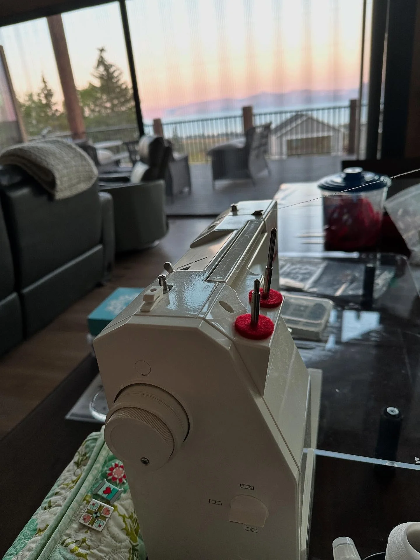 Secret sewing with this view!! 🥰

#quiltingit #quiltingitwithleisha