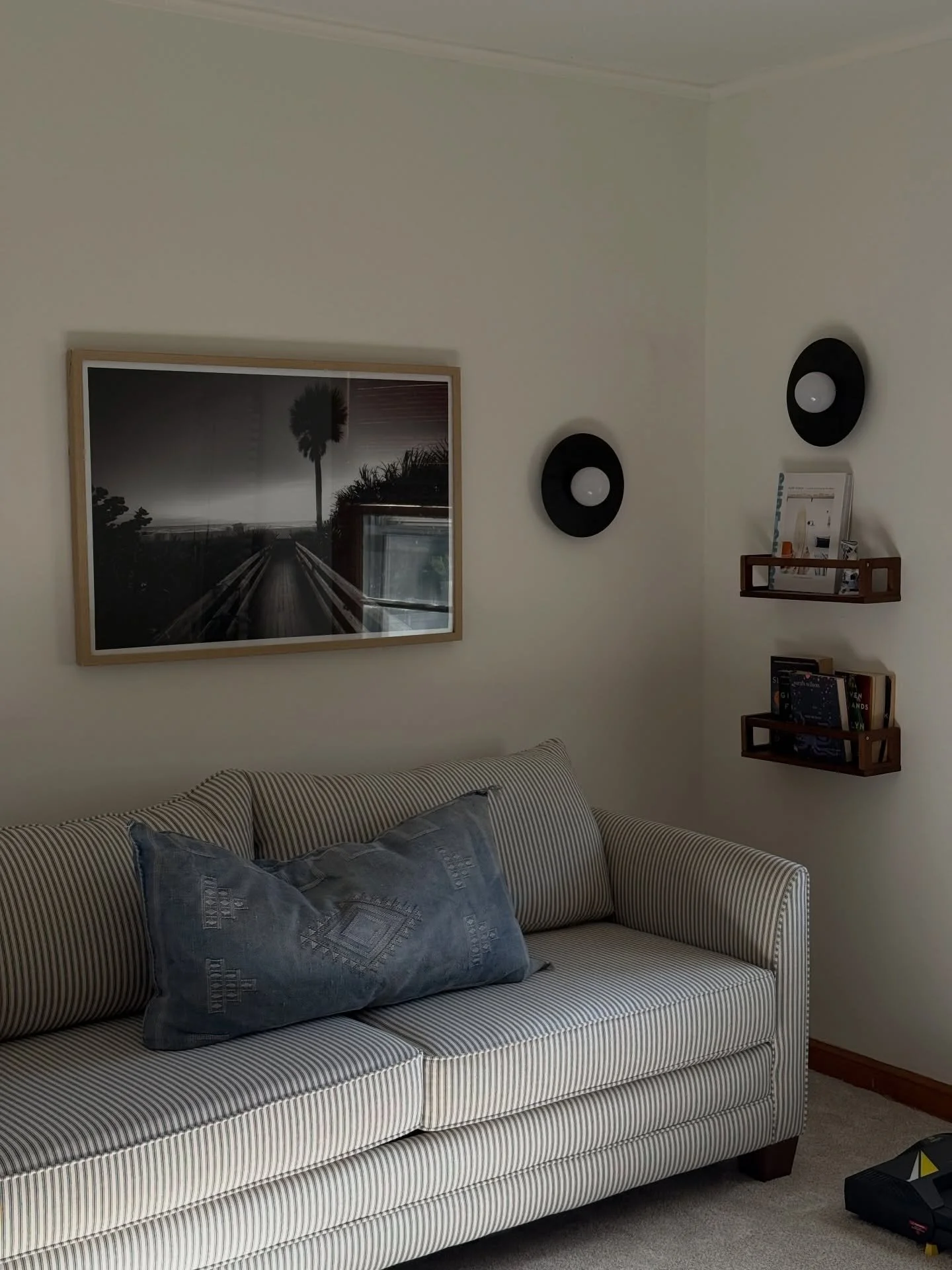 Day to night!

#guestroom #sofabed #interiordecorator