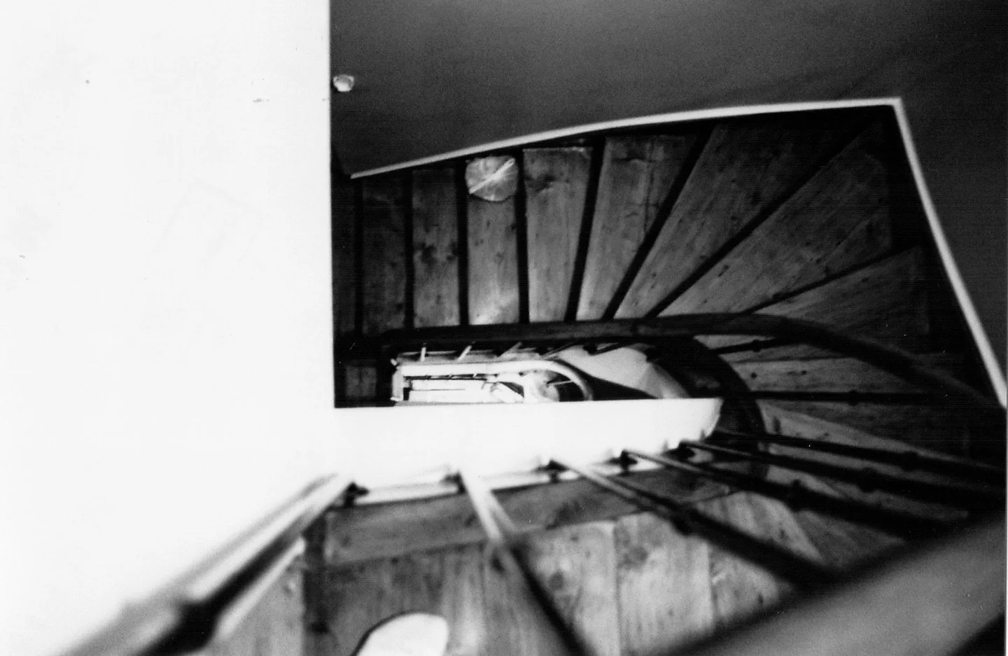 Richard Schilling, Isolement (extrait), photographie argentique, noir et blanc, 2025.