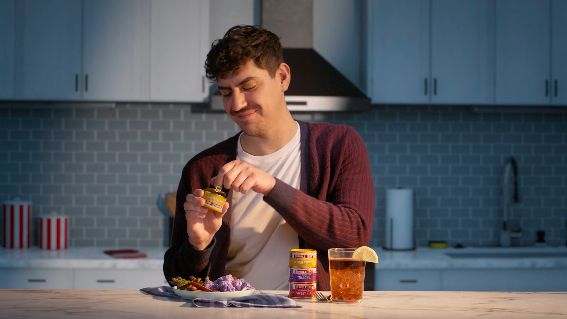 Bumble Bee_Snackers_30s Hero CTV_121925_FINAL_H264.00_00_21_08.Still007.png