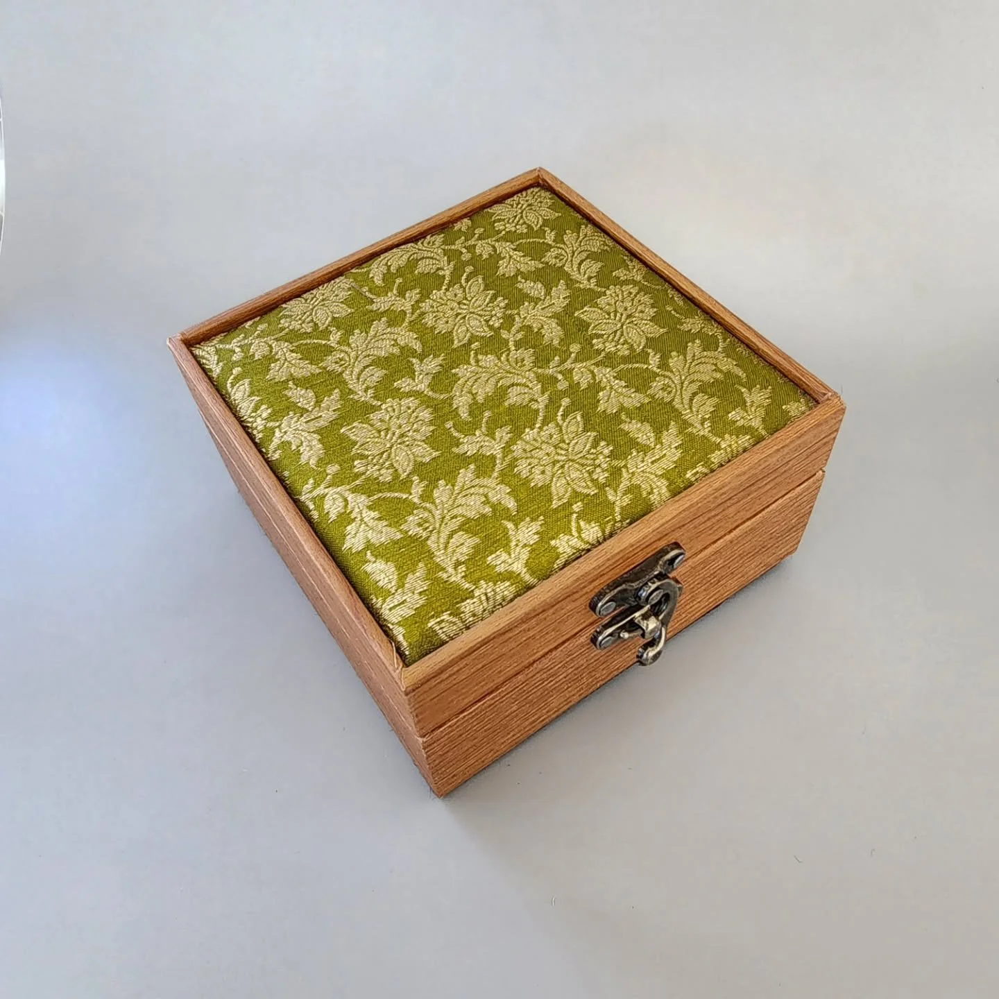 Jamavar Jewelry Boxes from Karachi

💎 These aren't your typical jewelry boxes. Each one is covered in jamavar&mdash;a centuries-old brocaded fabric where every paisley and floral motif is hand-woven thread by thread.

🪡 A weaver manually inserts ea