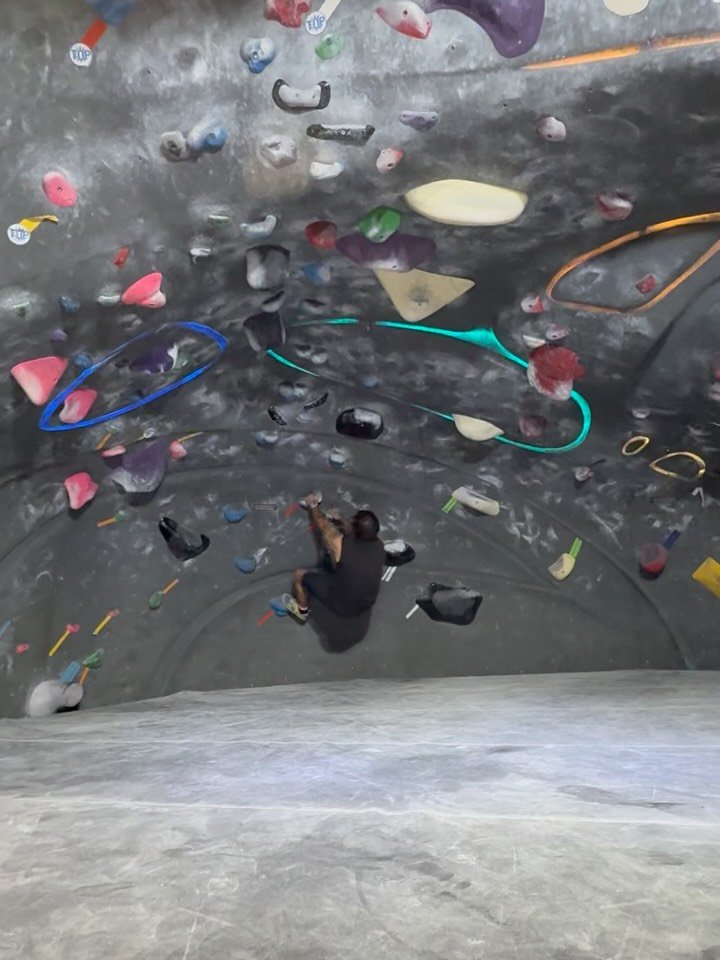 BOULDERING SESSION @bpumptokyo 

Training for Spartan isn&rsquo;t just running.

Today&rsquo;s session: bouldering for grip, core and mental focus.

Every move on the wall is practice for rope climbs, rigs and hanging on when my body wants to quit. O