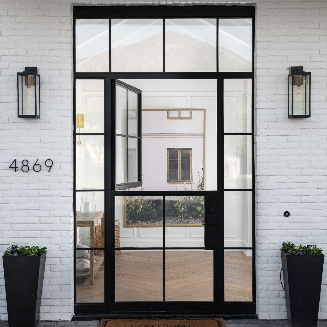 This front door... we are obsessed!!

This modern take on a Dutch door is still a favorite of ours, even 5 years later.

#Lafayettegathering #gatherprojects #homedesign #phoenix #customhome #arcadiaaz