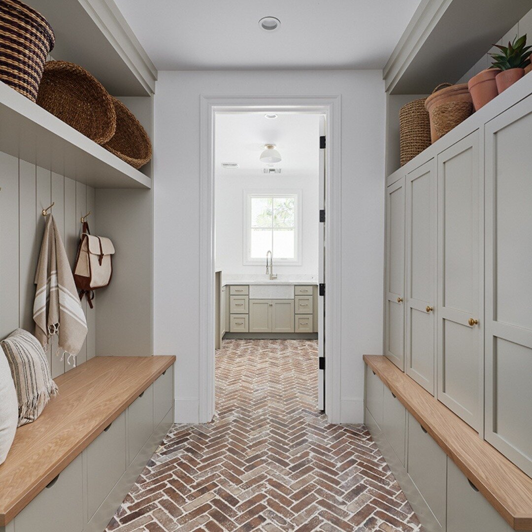 Storage is always something we spend extra time planning for when building homes and this mud room was no exception!

#Tuberiagathering #gatherprojects #homedesign #phoenix #customhome