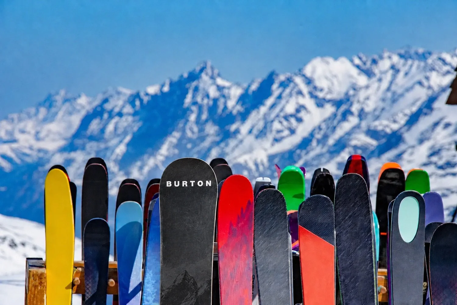 Sílécek és Burton snowboard a havas hegyek előtt