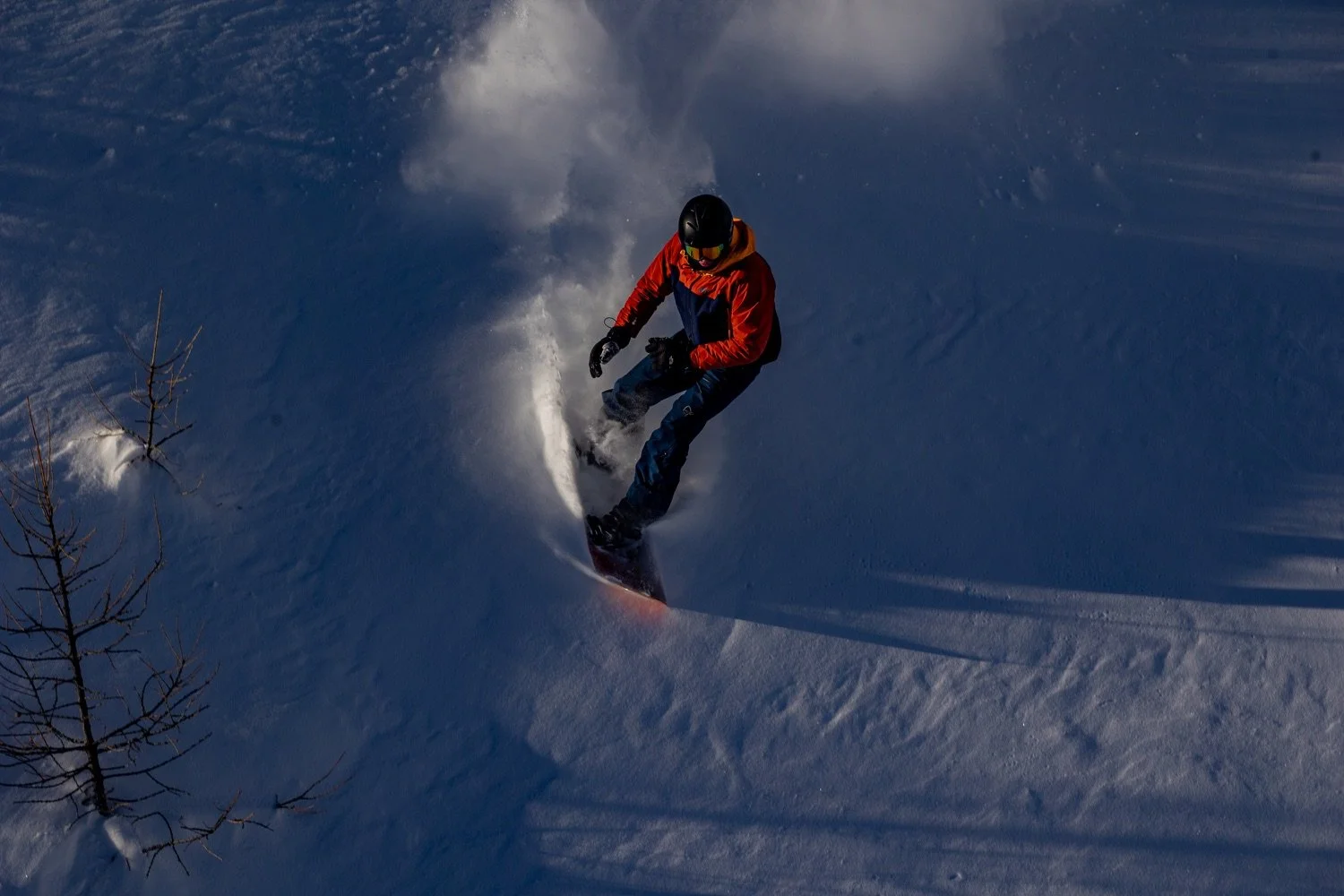 Snowboardos friss havas lejtőn