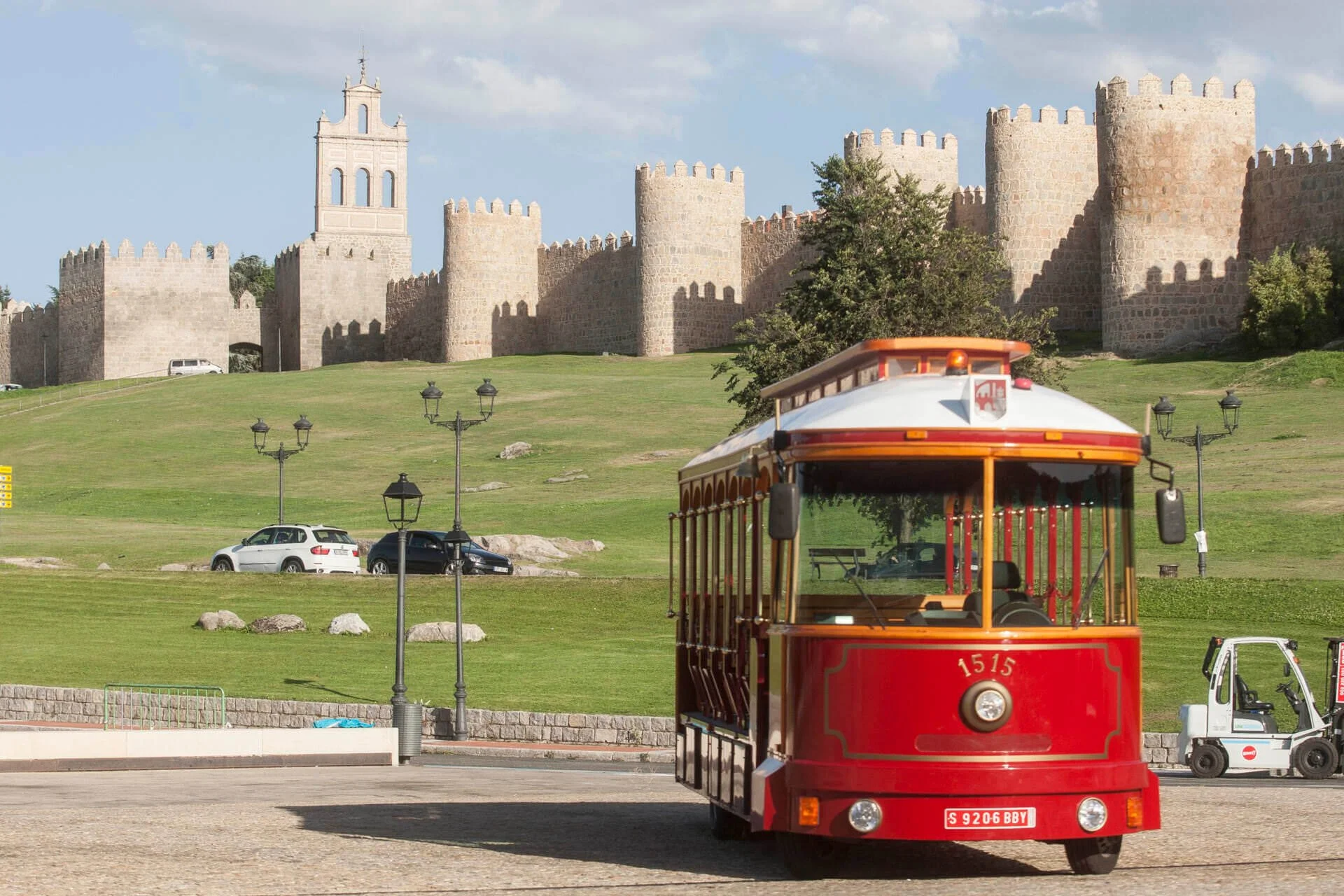 "Exploring Avila, Spain: A Journey Through Time and Culture" 🏰🌿🇪🇸