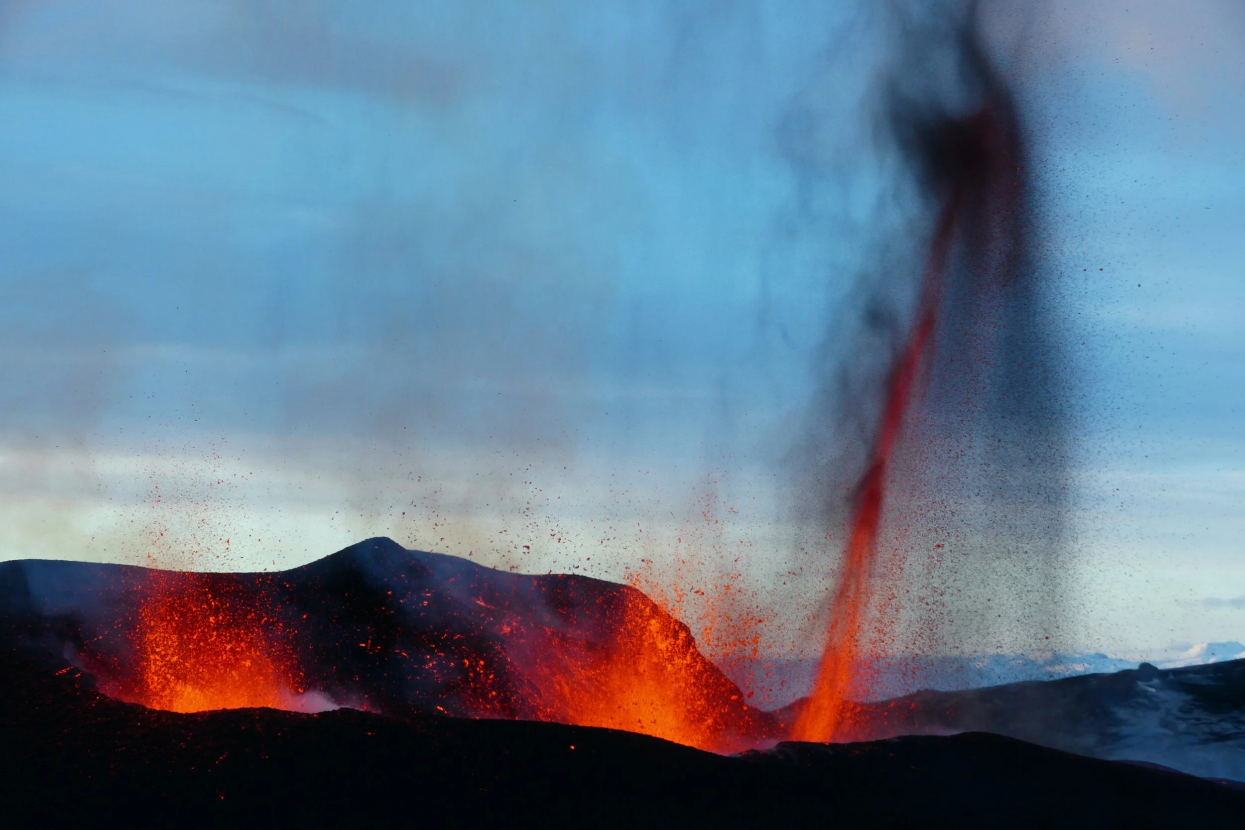 [Exploring the Natural Wonders of Schengen Countries: Iceland's Volcanoes and Waterfalls]