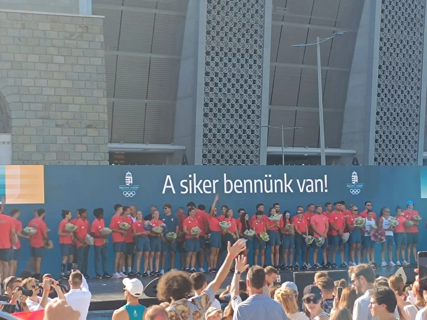 Lesz&aacute;llt az aranyg&eacute;p! Haza&eacute;rkezett a Magyar Olimpiai Csapat! J&oacute; volt Őket l&aacute;tni! Sz&iacute;vből gratul&aacute;lok minden eredm&eacute;nyhez!