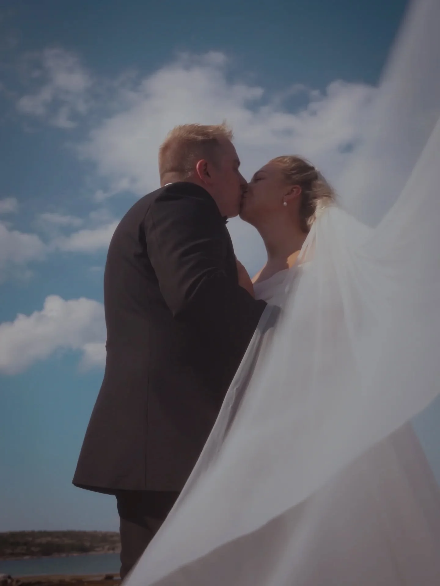 Fra et nydelig bryllup nordaf&oslash;rr ✨
Hamar&oslash;y viste seg virkelig fra sin beste side denne dagen! 

Dr&oslash;mmer du om &aring; gifte deg nordp&aring; i 2026?
Jeg fotograferer gjerne &ndash; og har fremdeles noen ledige datoer igjen 🤍 

#