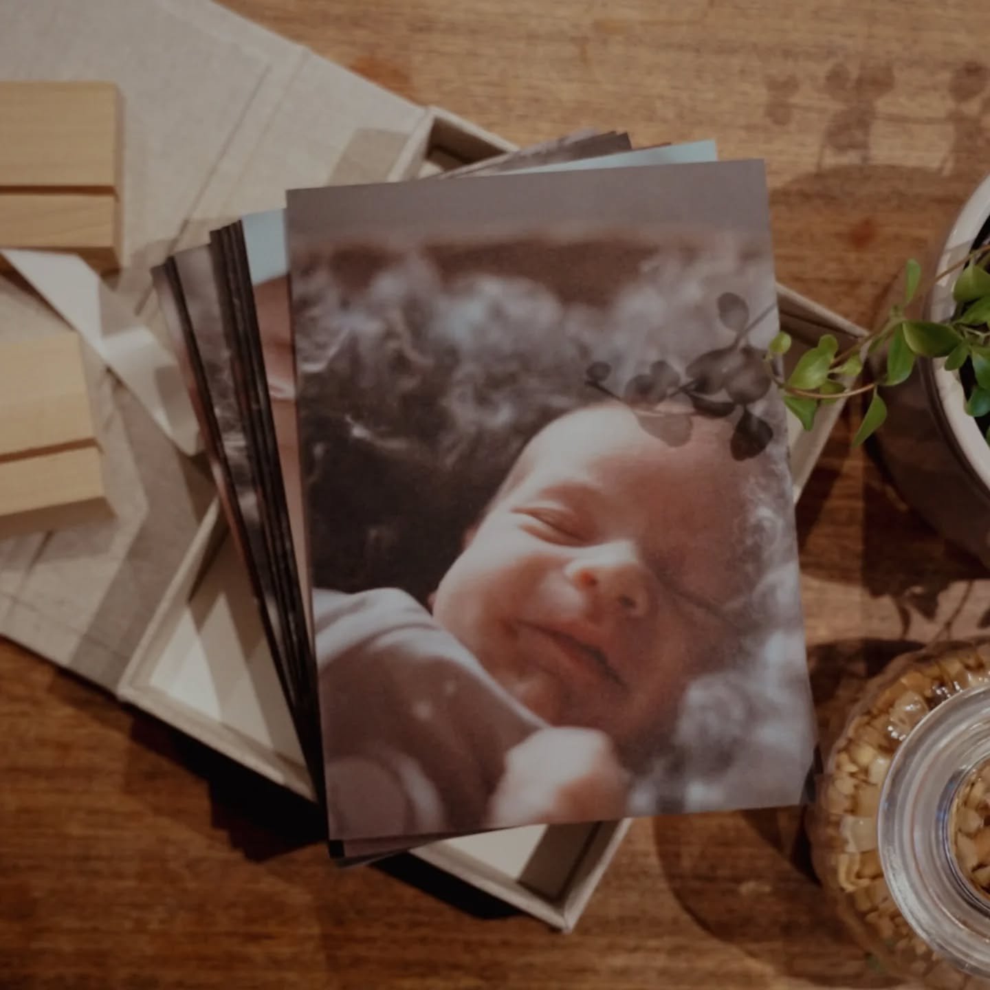 Produktserie 1/5 - HEIM Bildeboks 🌼 

Favorittbildene dine samlet i en vakker bildeboks - klare til &aring; tas frem, deles og oppleves igjen og igjen. I stedet fir p bli glemt p&aring; en skjerm f&aring;r bildene en naturlig plass i hjemmet ditt. E