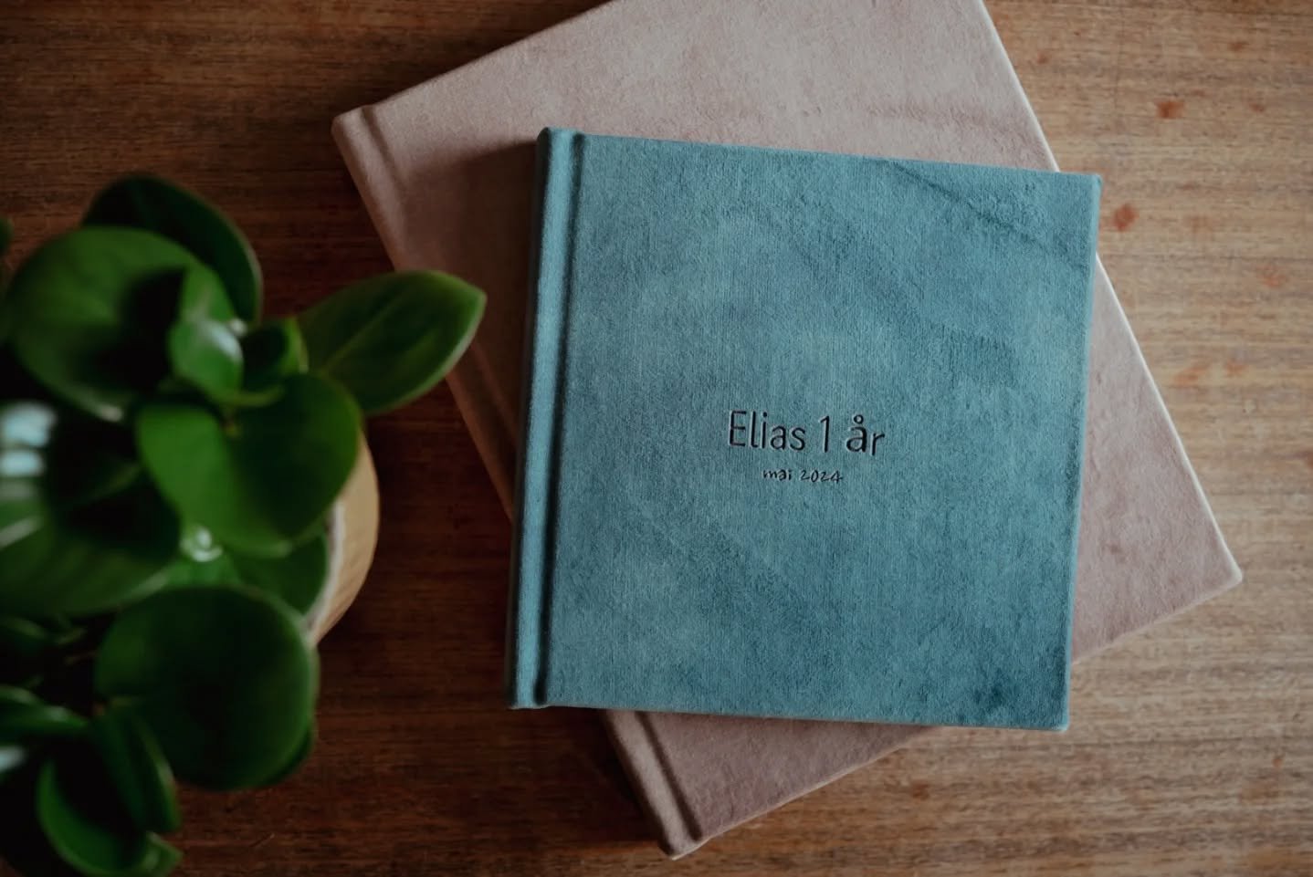 Produktserie 2/5 - H&aring;ndlagde album 💫 

Fysiske album er perfekt for &aring; samle en hel fotografering, eller flere over tid. Et album gir plass til mer enn enkeltbilder, og lar minnene fortelle en historie. En historie som kan tas frem igjen 