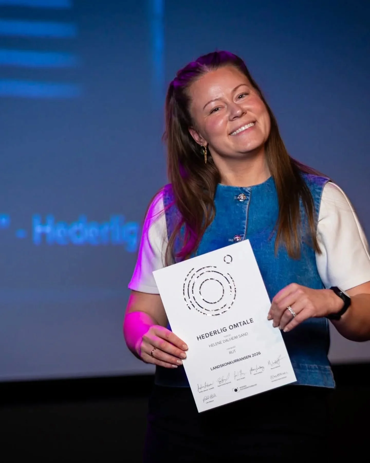 Hederlig omtale i Landskonkurransen ✨

Tidligere i &aring;r deltok jeg i Landskonkurransen, NM for profesjonelle fotografer, og mottok hederlig omtale p&aring; 👉 dette portrettet av Rut. 
 
Takknemlig for anerkjennelsen &ndash; og for at det ekte, n