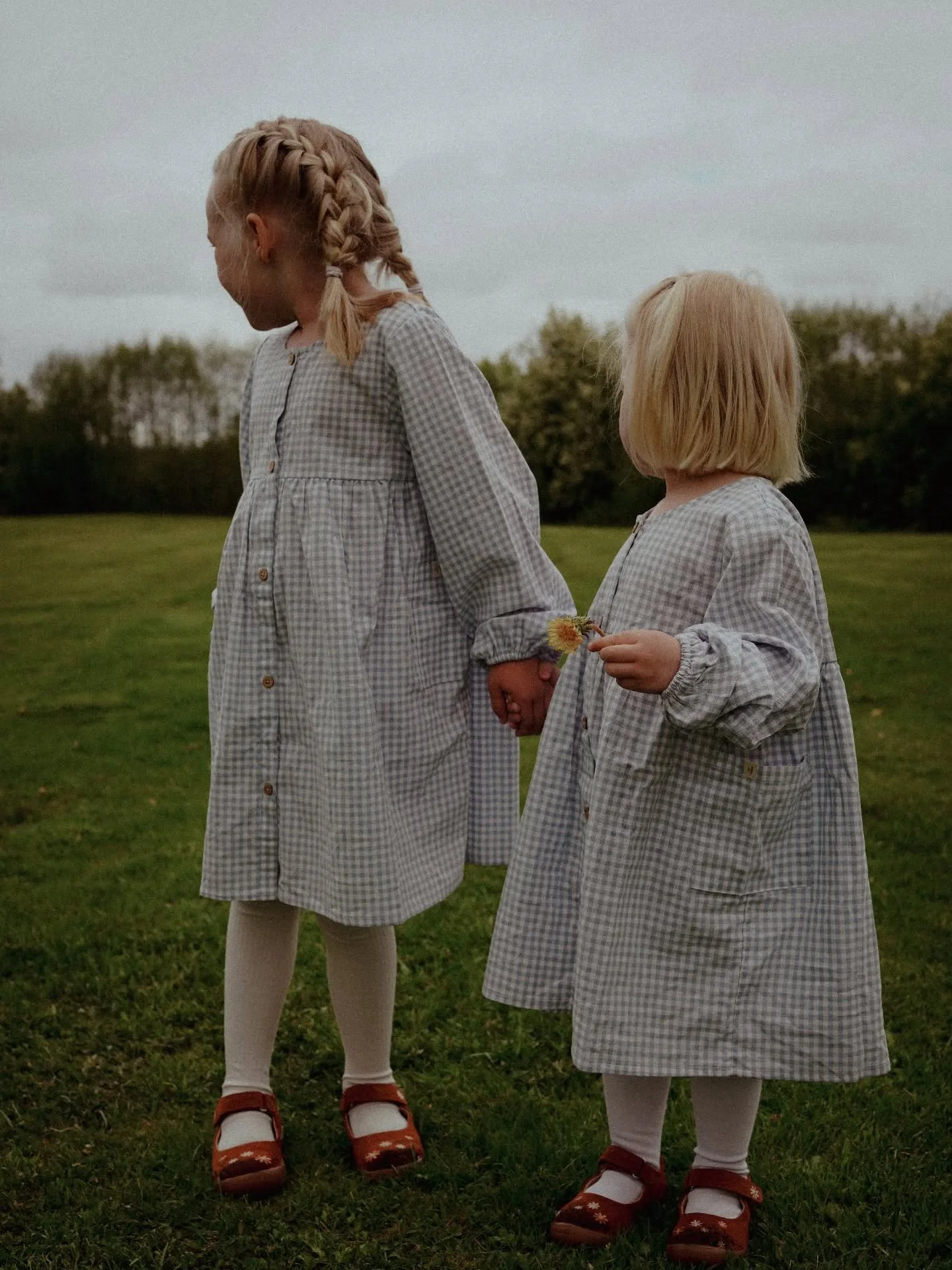 To sm&aring; h&aring;nd i h&aring;nd. Det blir hyggelige bilder av s&aring;nt 💛 

#heimdesignstudio #heimfoto #familiefotograf