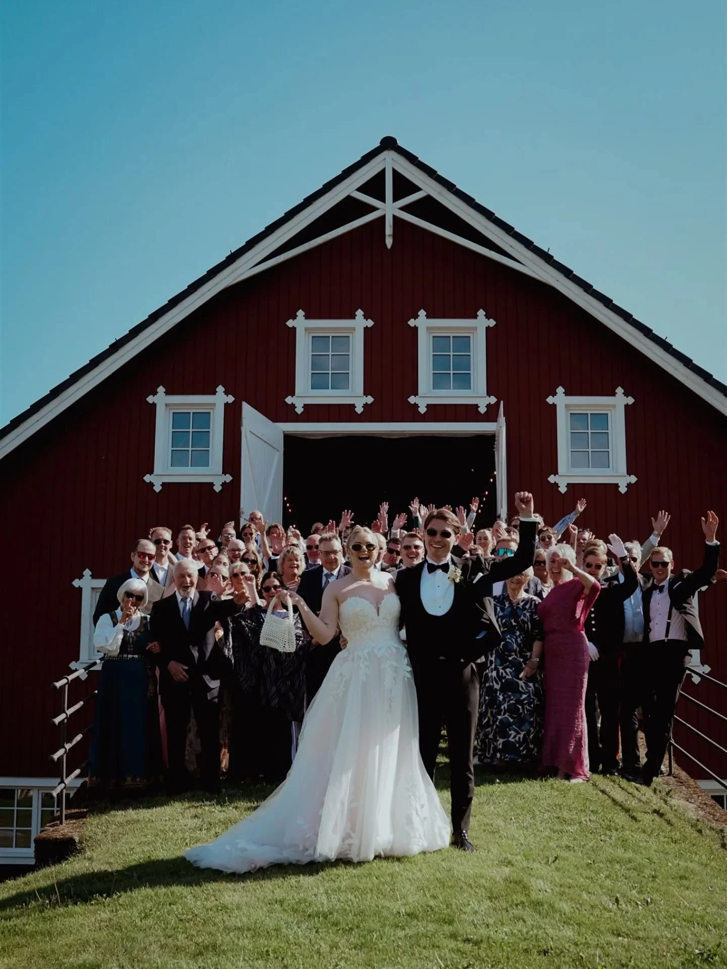 Godt v&aelig;r, kanskje noe godt i glasset og kj&aelig;rlighet, masse kj&aelig;rlighet - det er umulig &aring; ikke smile av det 🥰 

#heimdesignstudio #heimfoto #bryllupsfotograf