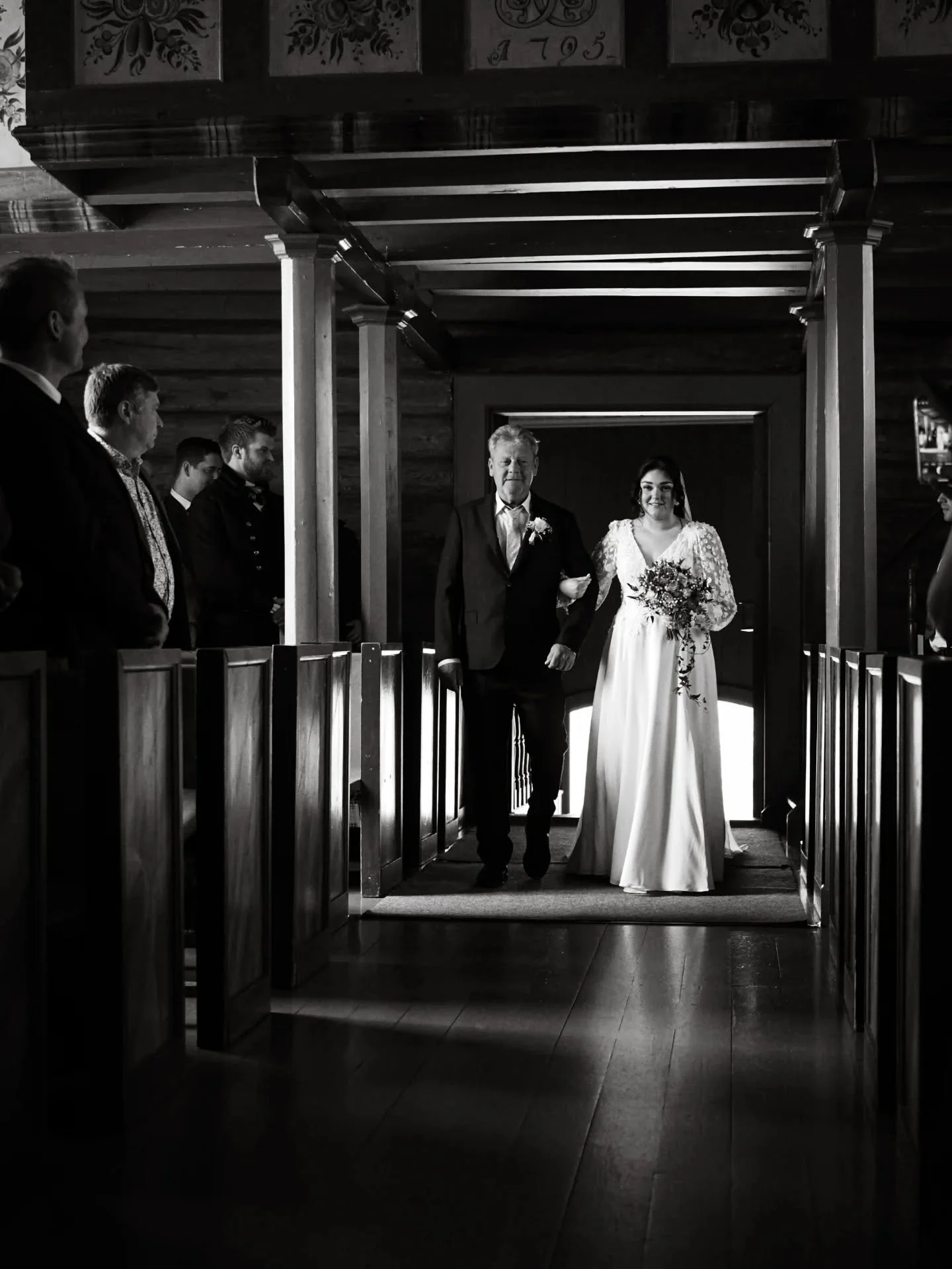 Kanskje det er din tur mot alteret i &aring;r ✨️👰&zwj;♂️

Til &aring; g&aring; mot den du elsker, med pappa, mamma, en bror eller et annet menneske som har st&aring;tt ved din side gjennom livet - arm i arm.

Pust med magen, og ta deg god tid p&arin