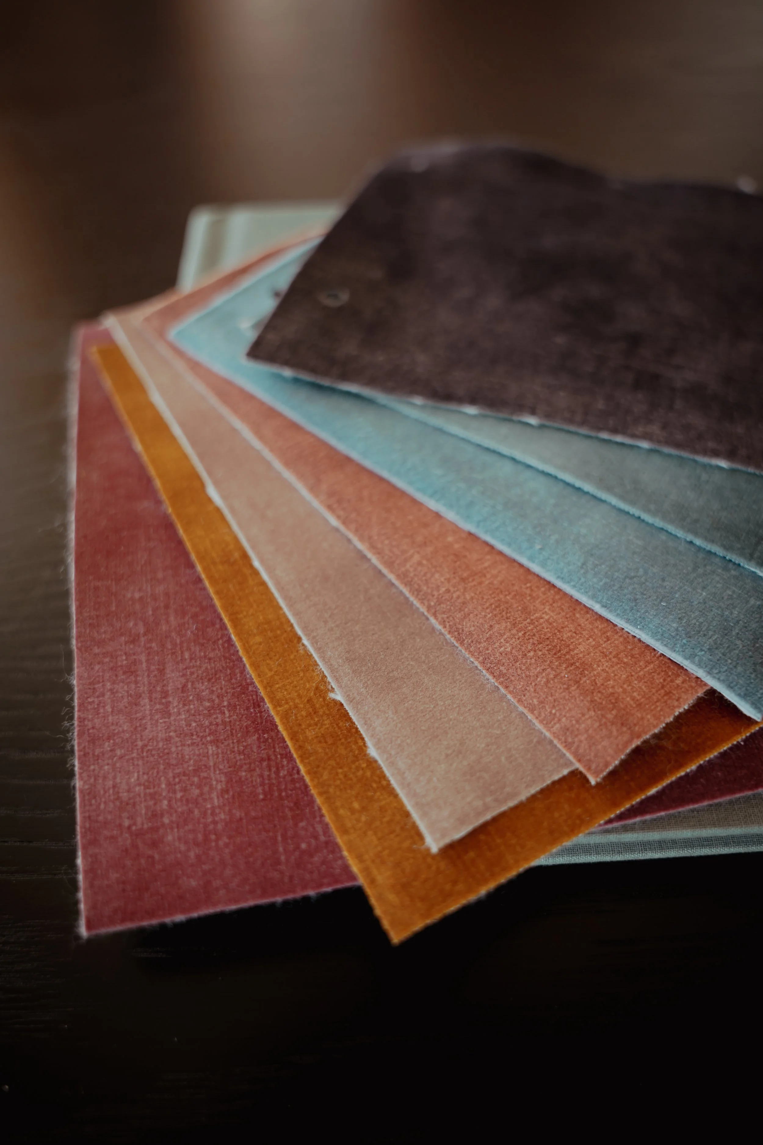 Et bilde av en liten barns hånd som hviler på noens mage, tatt i mykt lys.