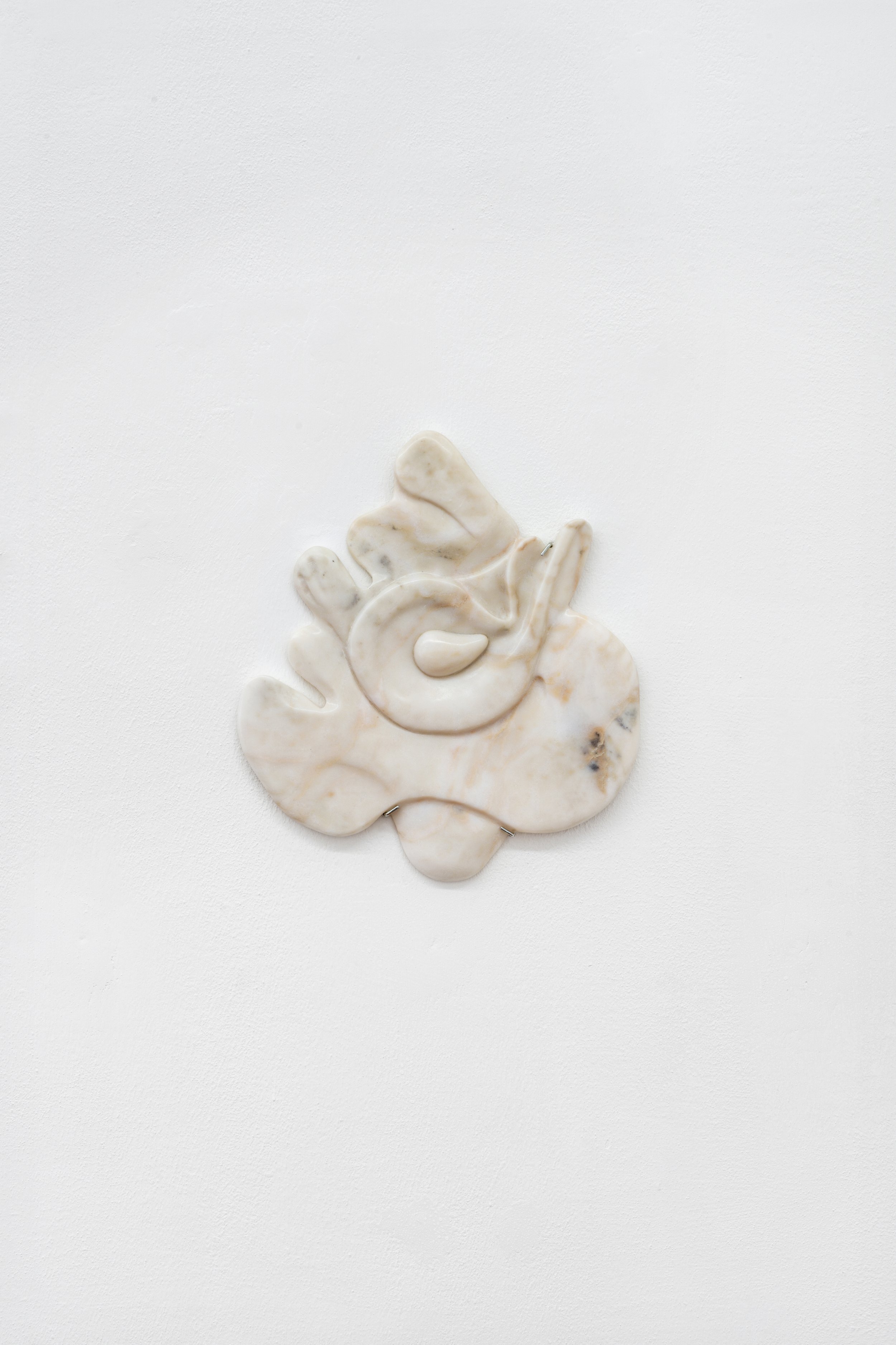 Ambra Viviani - Piccolo saggio sul dono: La vita erotica della proprietà donata - Pink Portugal Marble low relief sculpture - 2024 - Galleria Fuoricampo, Siena