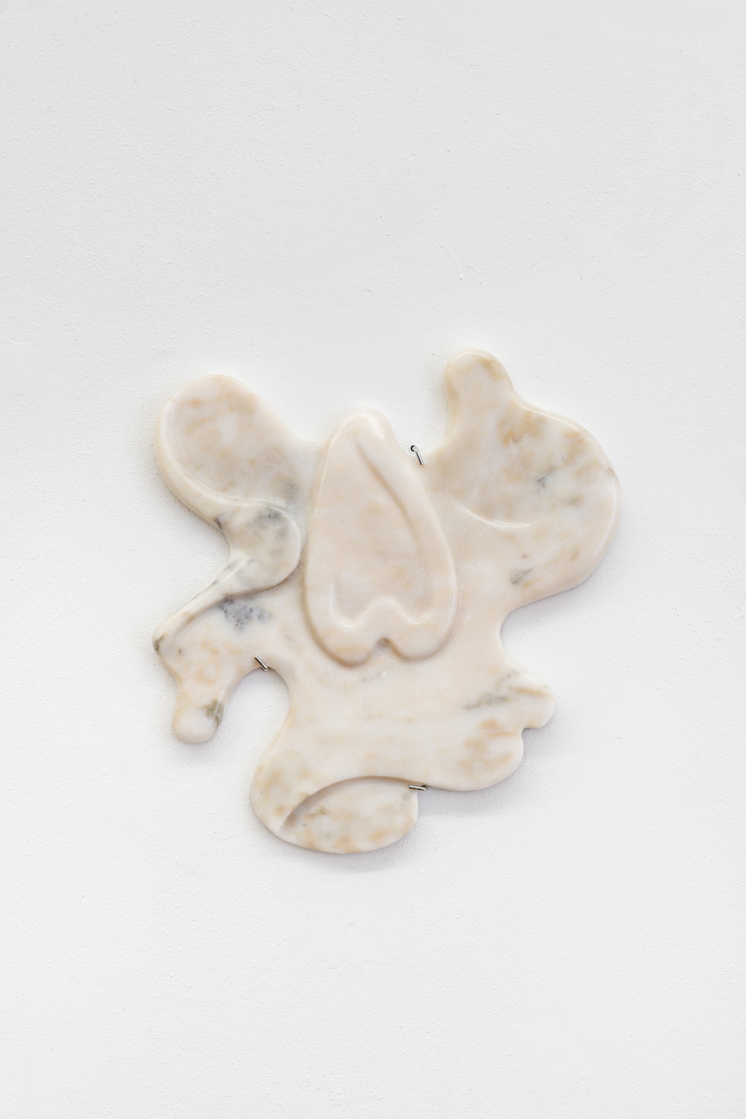 Ambra Viviani - Piccolo saggio sul dono: La vita erotica della proprietà donata - Pink Portugal Marble low relief sculpture - 2024 - Galleria Fuoricampo, Siena