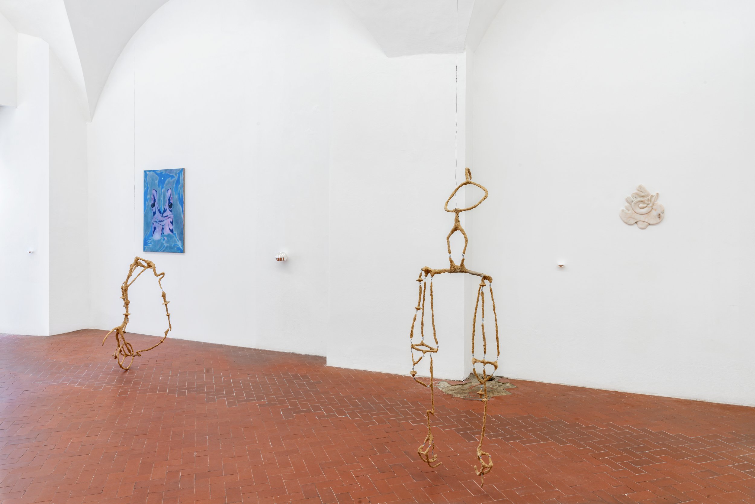 Ambra Viviani - Piccolo saggio sul dono: La vita erotica della proprietà donata - Pink Portugal Marble low relief sculpture - 2024 - Galleria Fuoricampo, Siena - installation view