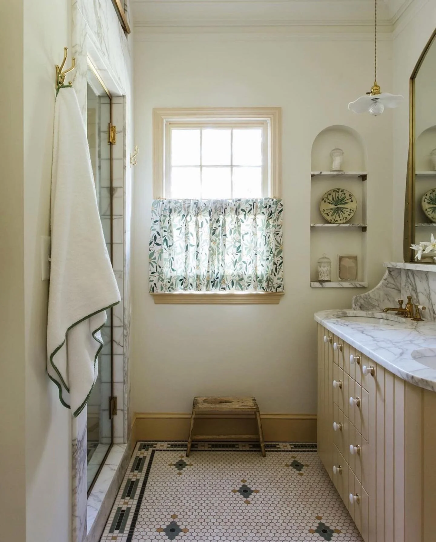 Soft and sepia.
~
Interiors @themisfithouse
Photography @kristinkarch
~
#bathroom #ihavethisthingwithtiles #marble #interiorsofinstagram #interiorforinspo #interiordesire #archdigest #collectingdesign #cabanamagazine #howihome #apartmenttherapy #smma