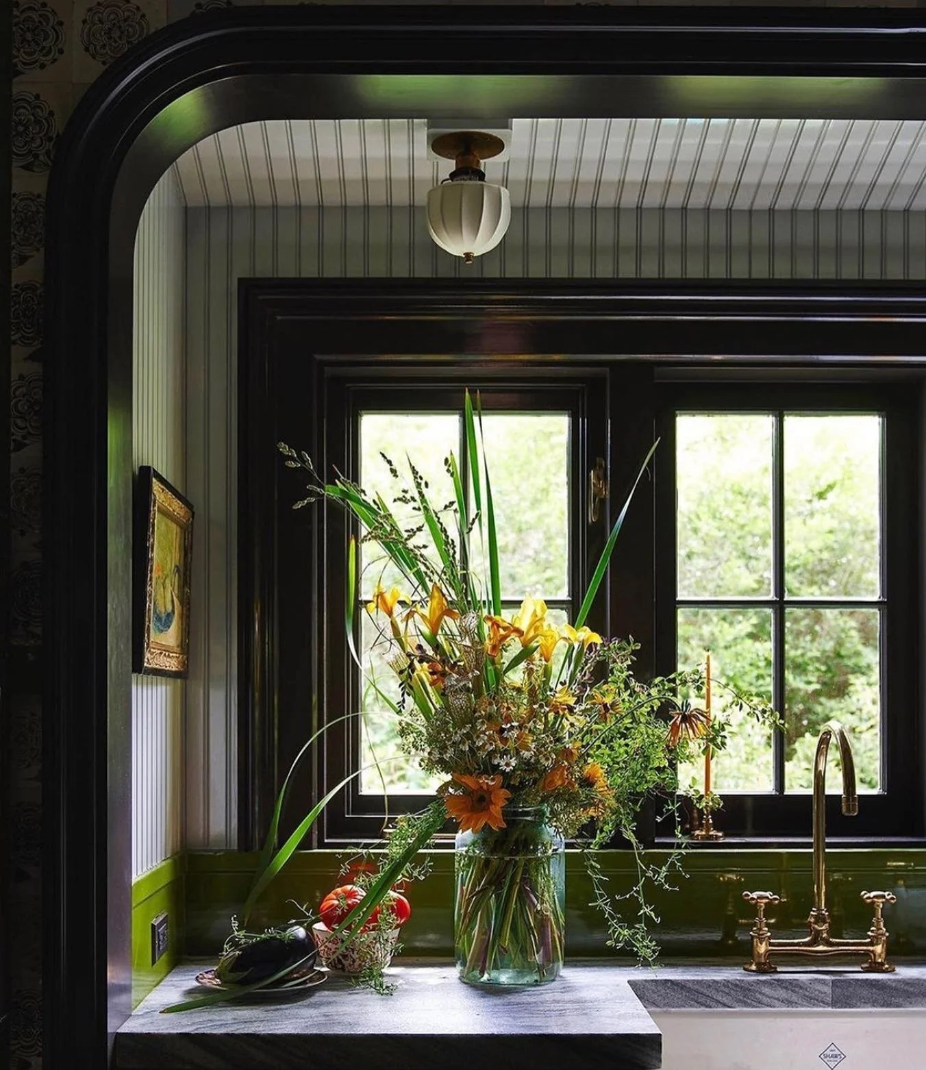 Polished.
~
Photography @a_gaut
Image @rwguild
Flowers @fieldstudiesflora
~
#kitchen #interiordesign #interiores #antiquedecor #houseandgarden #housebeautiful #interiorsofinstagram #mytradhome #englishhome #countryhomes #countryliving #howihaven #all