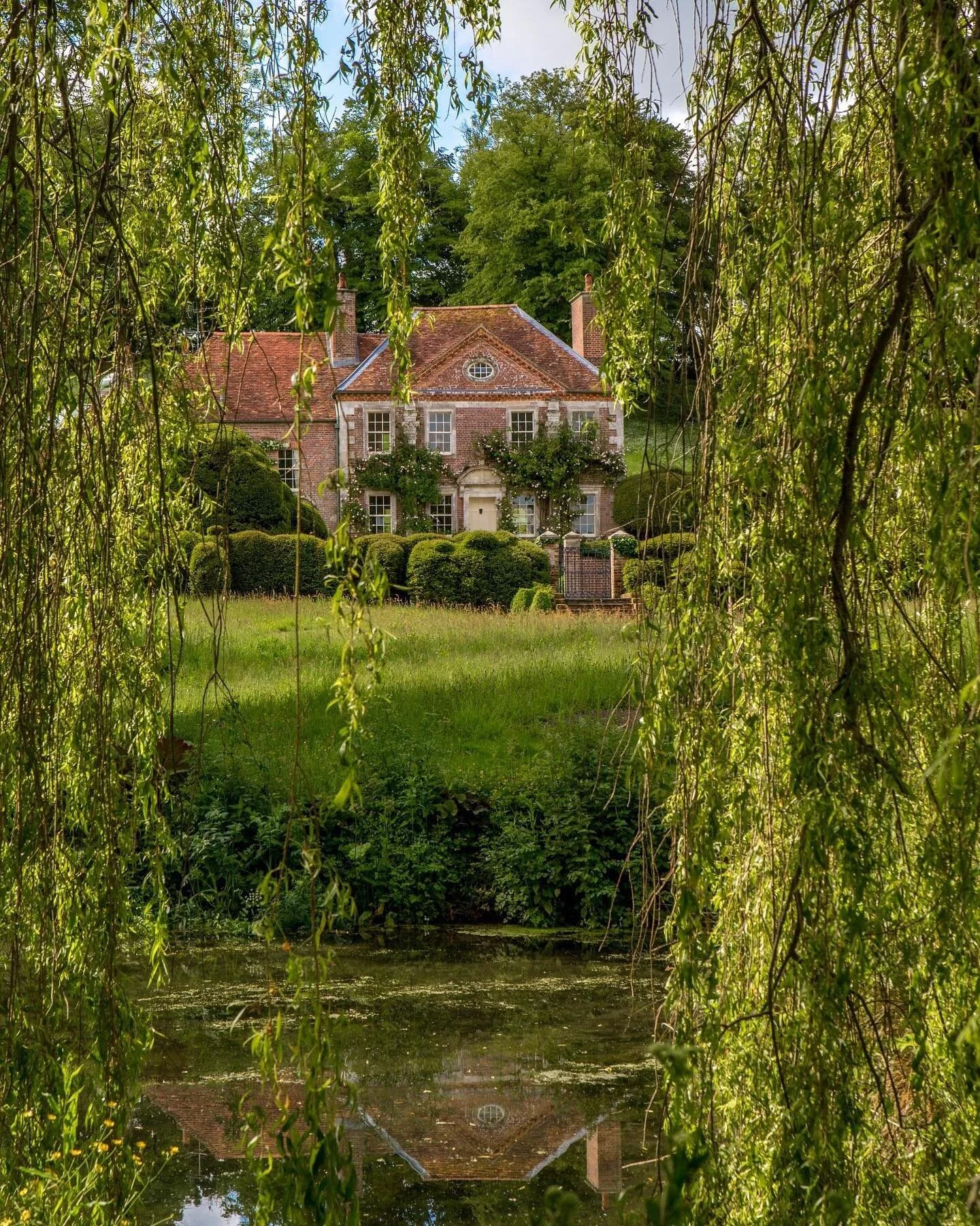 Another world.
~
Image @savills
~
#cecilbeaton #flashesofdelight #houseandgarden #houseandhome #redbrick #countryhome #countrylivingforever #countrylife #simplejoys #alliseeispretty #joyspotting #amonthoflovely #reddishhouse #landscape #inthegarden #