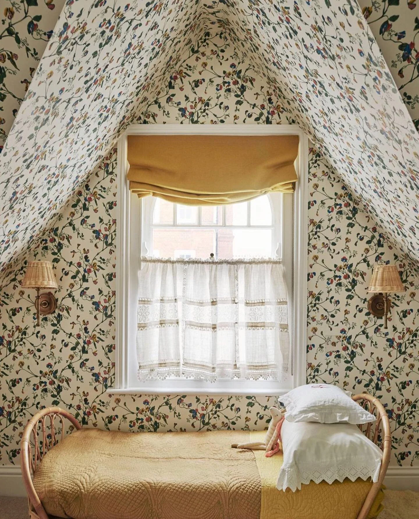 A nursery patterned to the brim.
~
Image @horwoodphoto
Interiors @philamena._
Via @houseandgardenuk
~
#nursery #chintz #ihavethisthingwithpatterns #bedroom #wallpaper #interiorsofinstagram #topstylefiles #interiorforinspo #interiordesire #collectingd